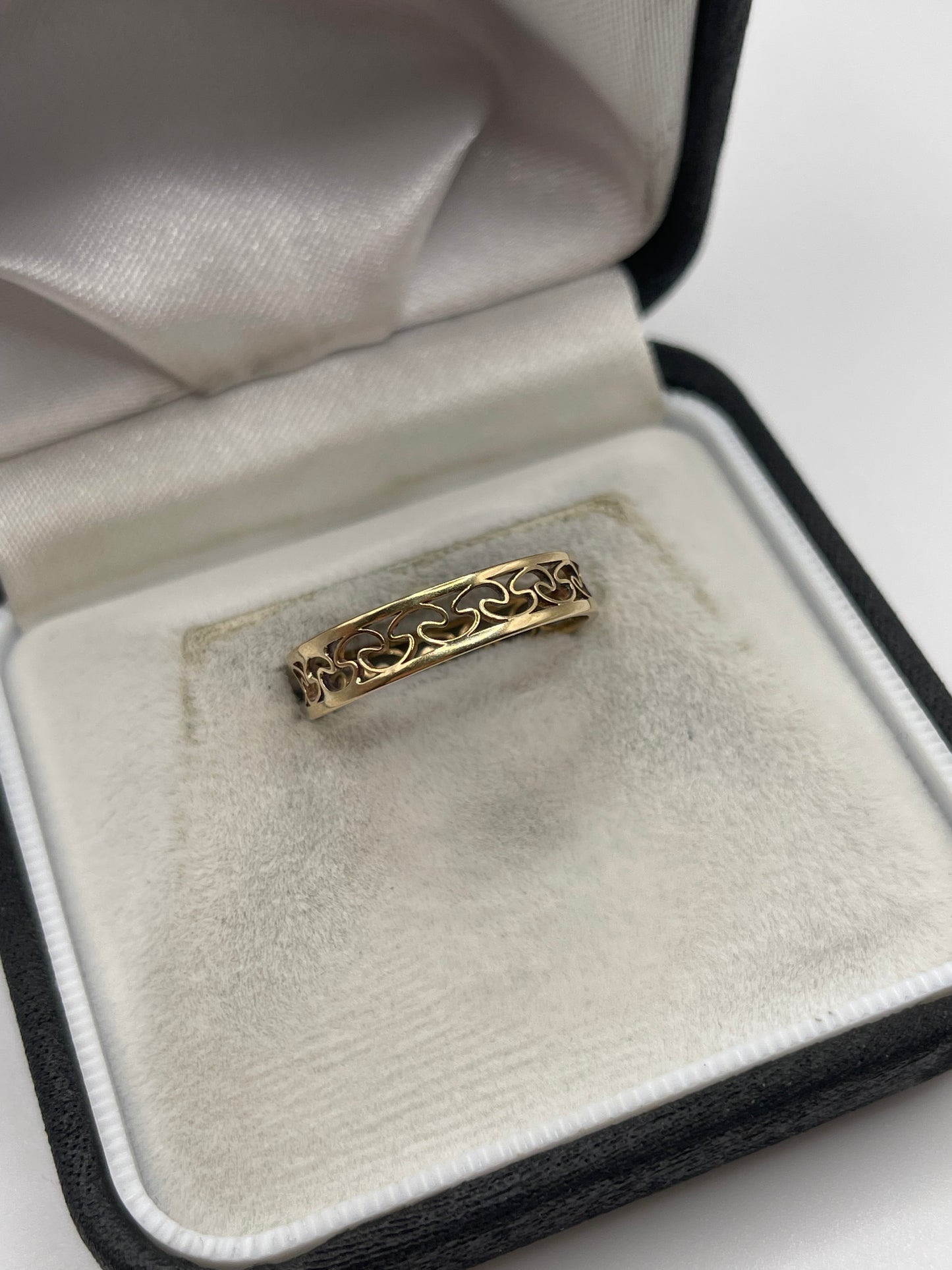 9ct gold patterned band