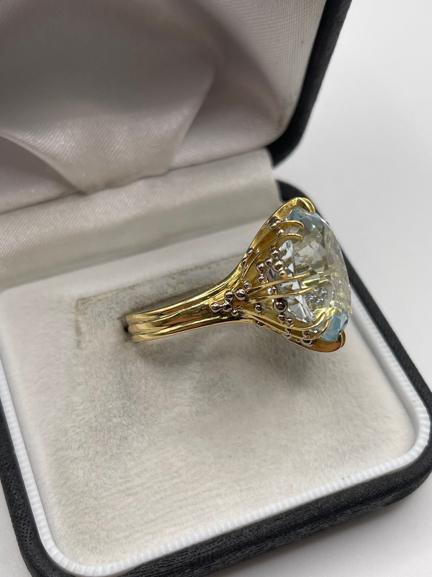 18ct gold blue topaz ring