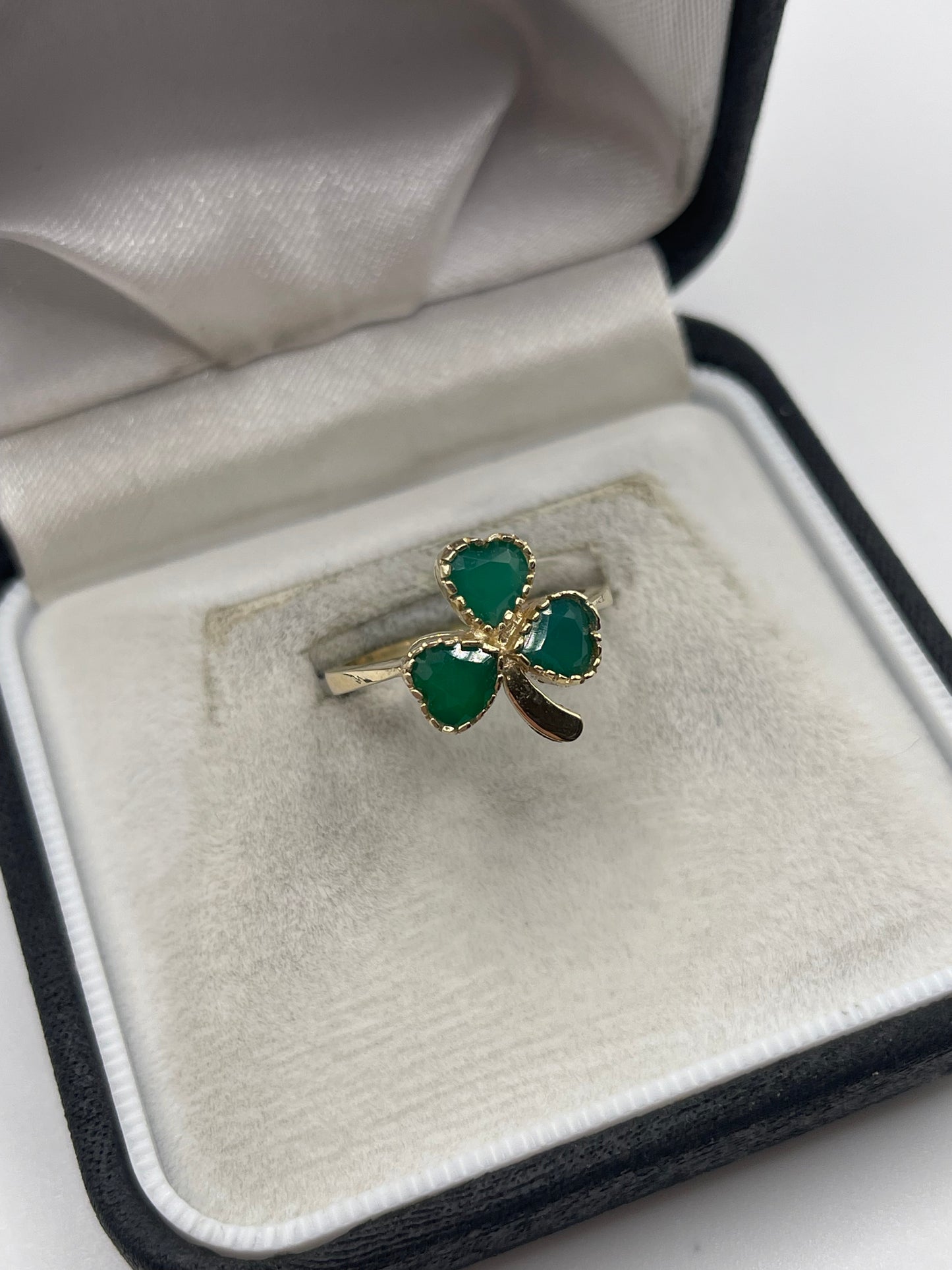 9ct gold green agate shamrock ring