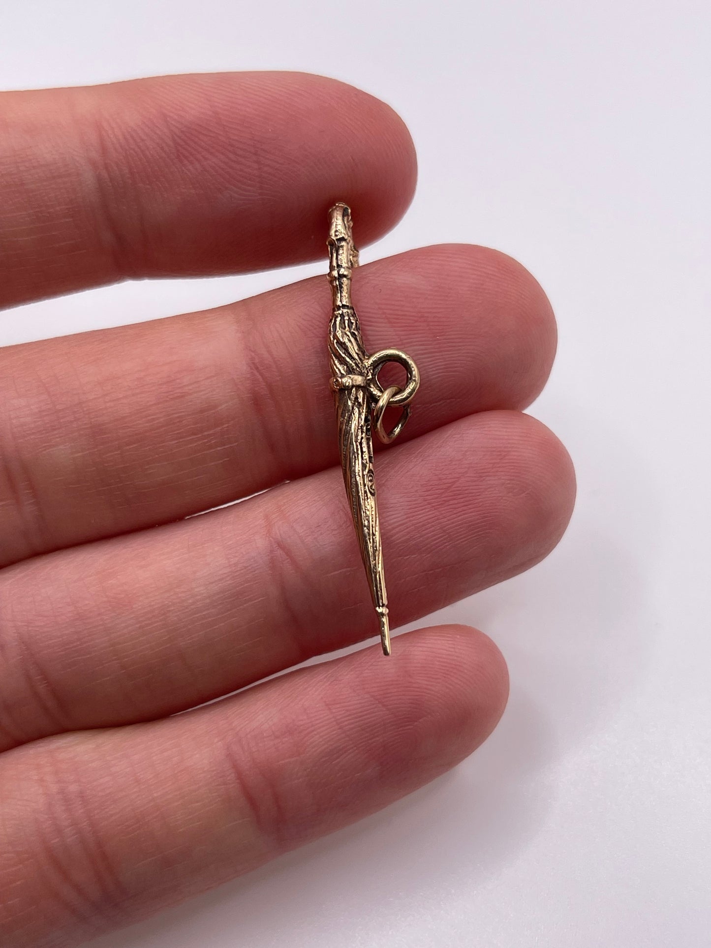 9ct gold umbrella pendant