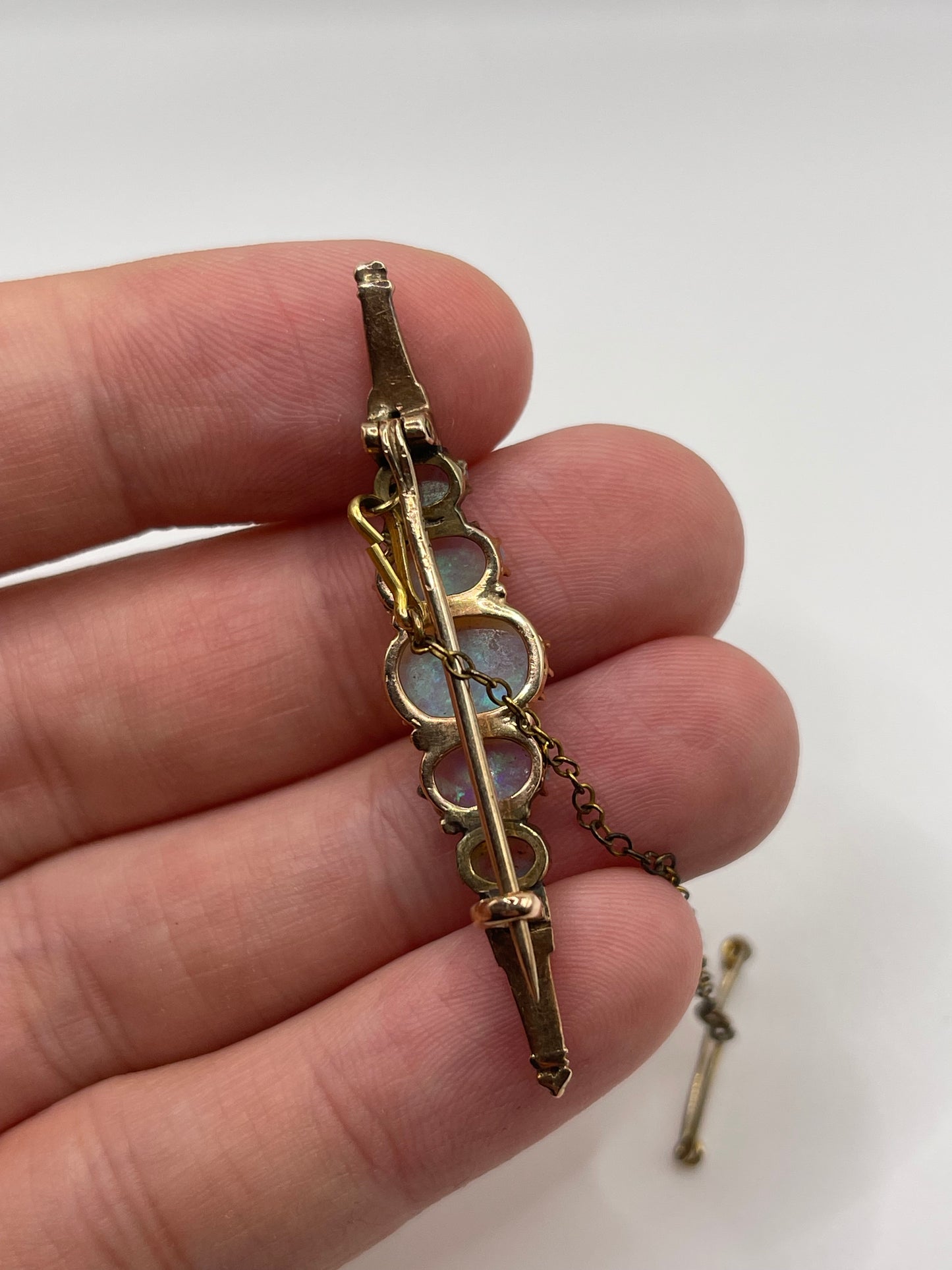 18ct gold opal brooch
