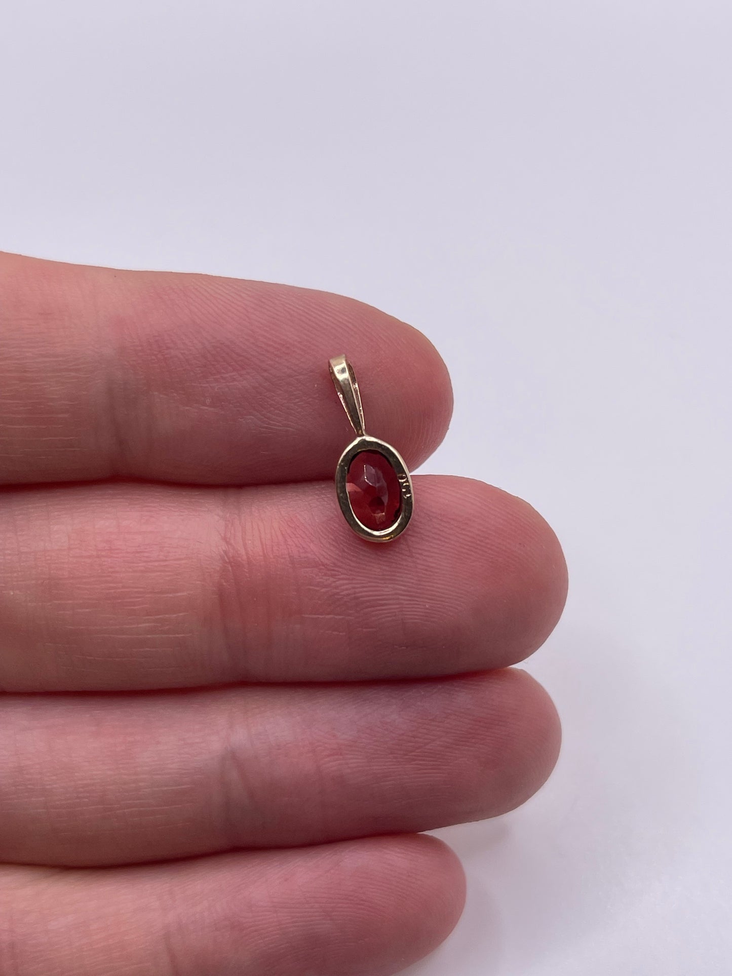 9ct gold garnet pendant