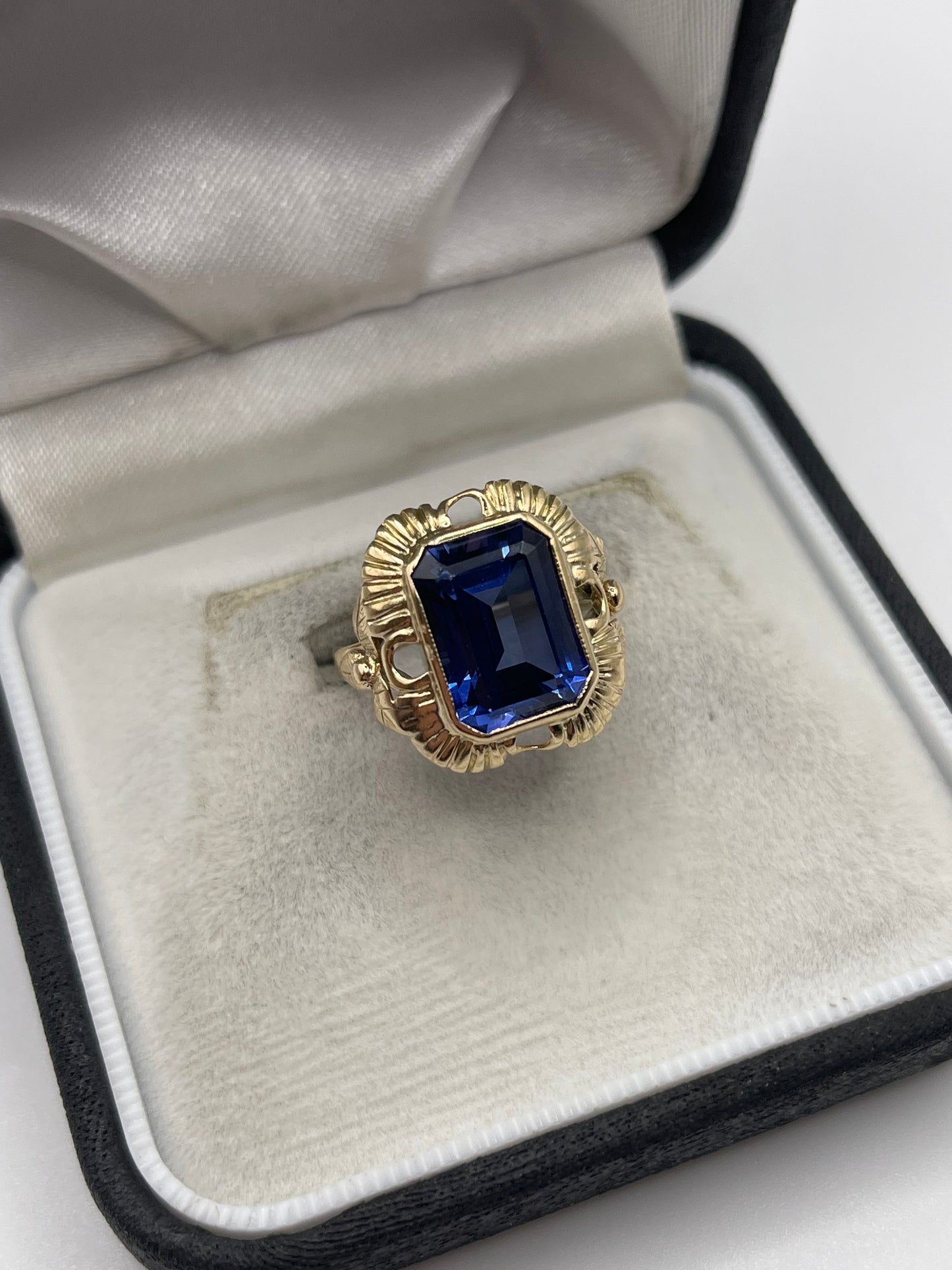 9ct gold synthetic spinel ring