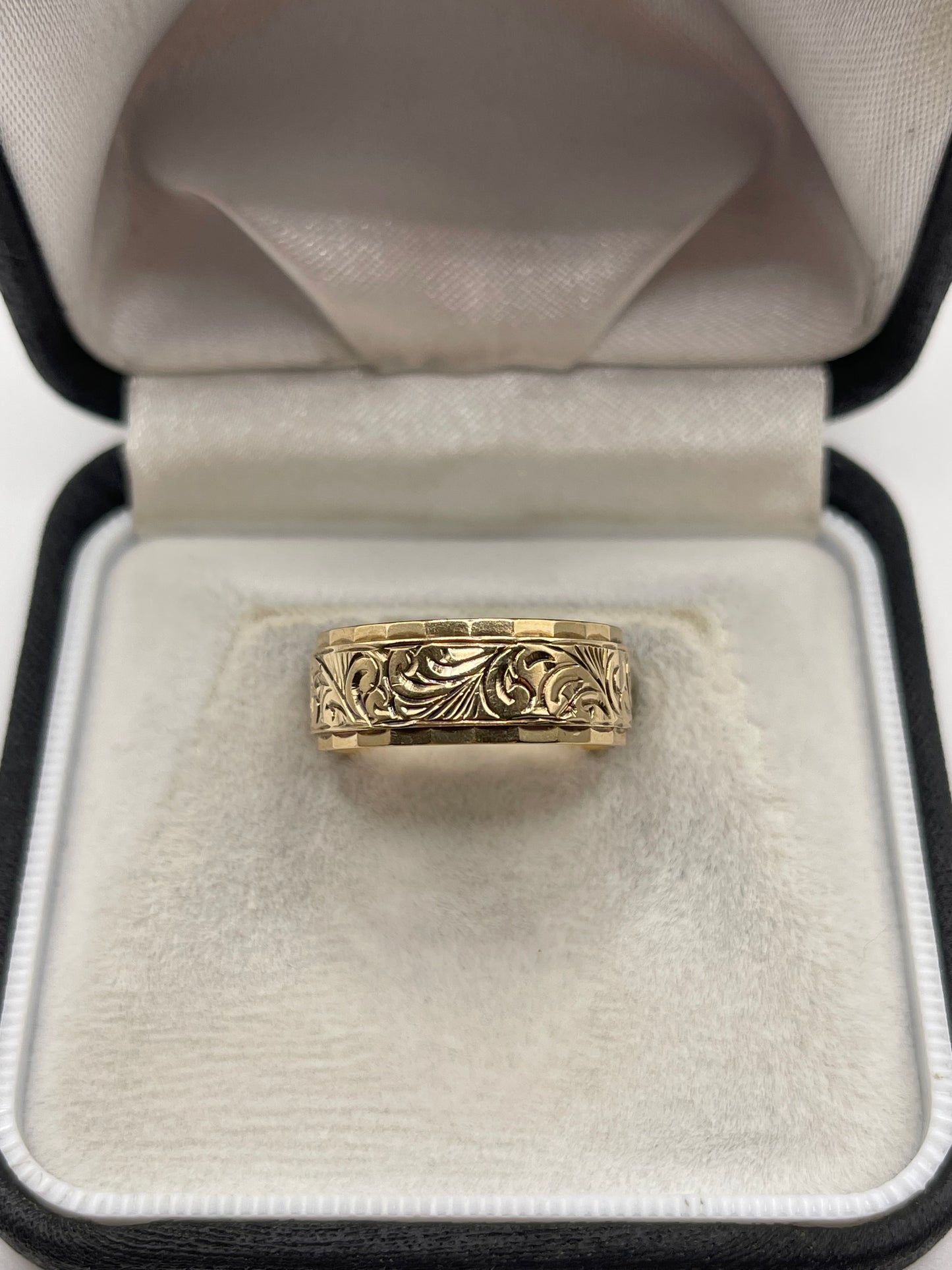 9ct gold patterned band