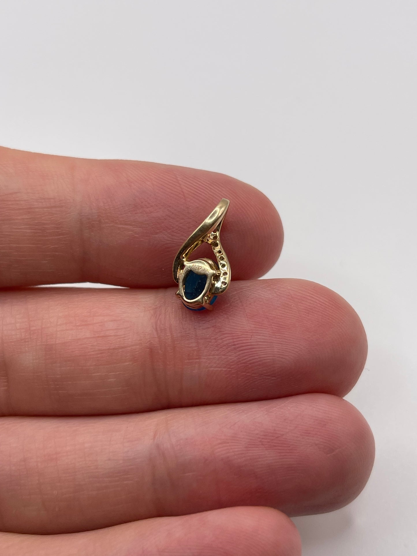 9ct gold blue apatite and zircon pendant