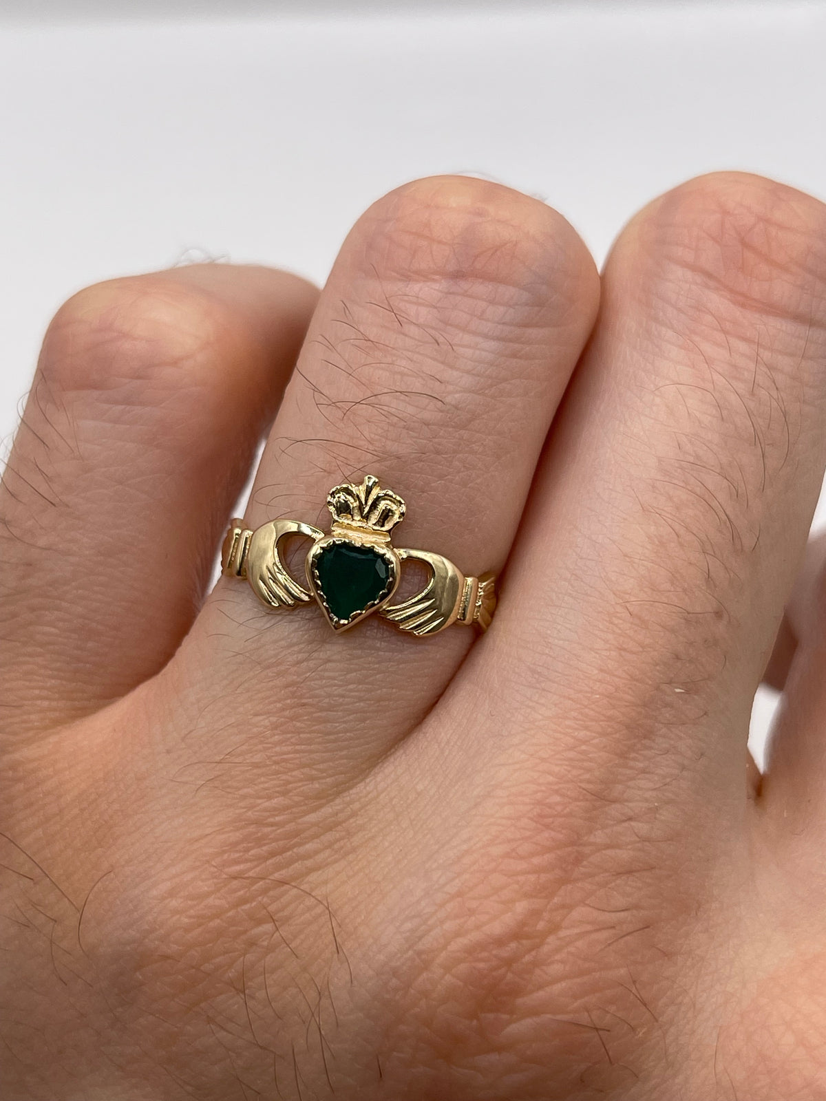 9ct gold green agate claddagh ring
