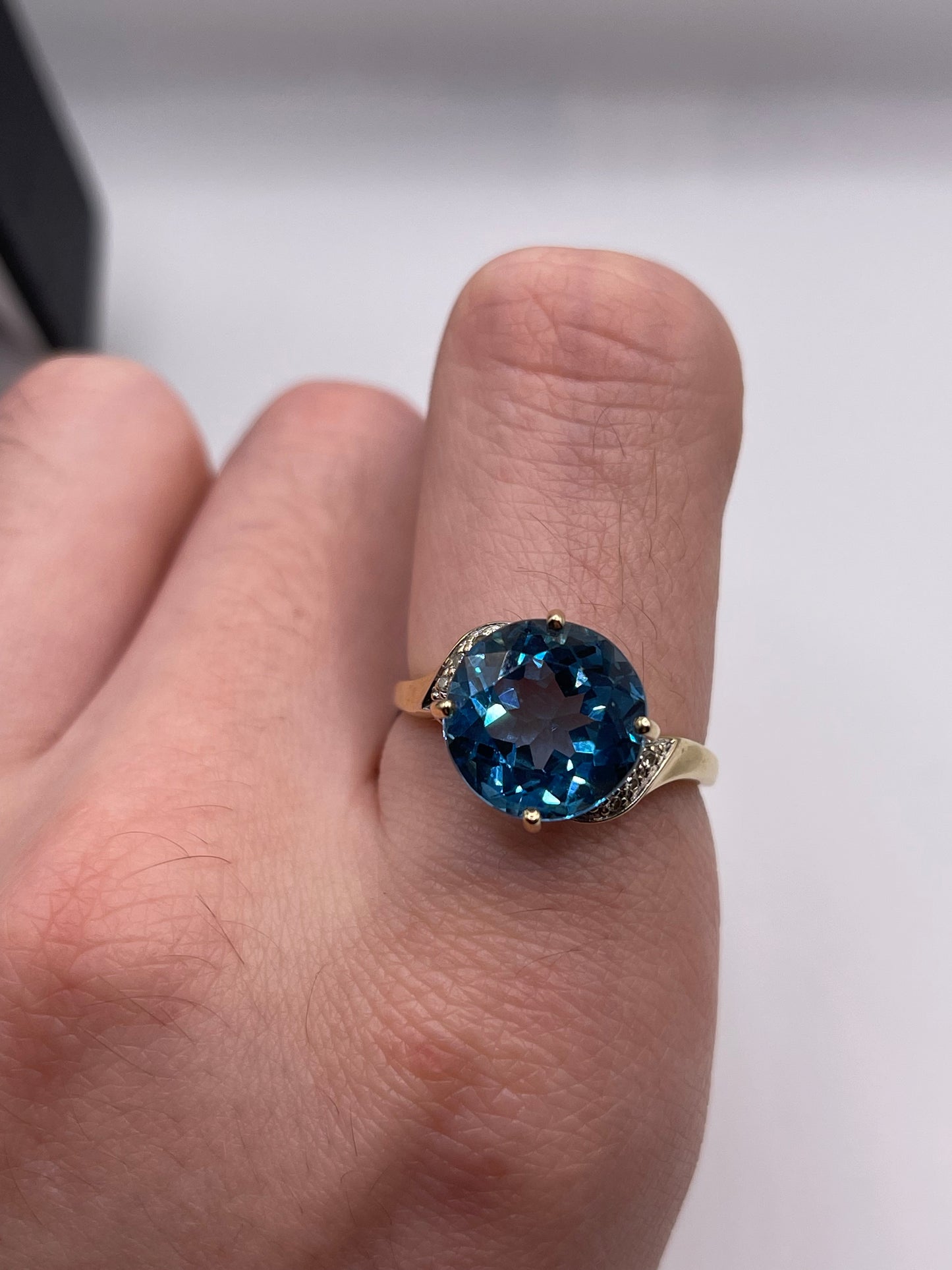9ct gold blue topaz and diamond ring