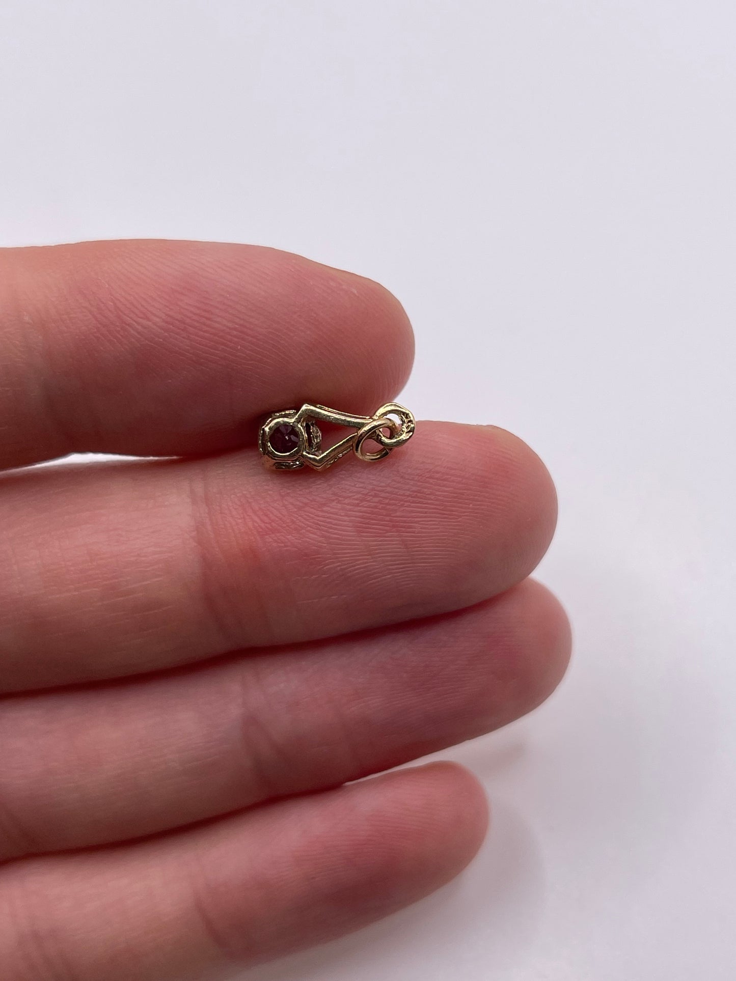 9ct gold ruby orndant