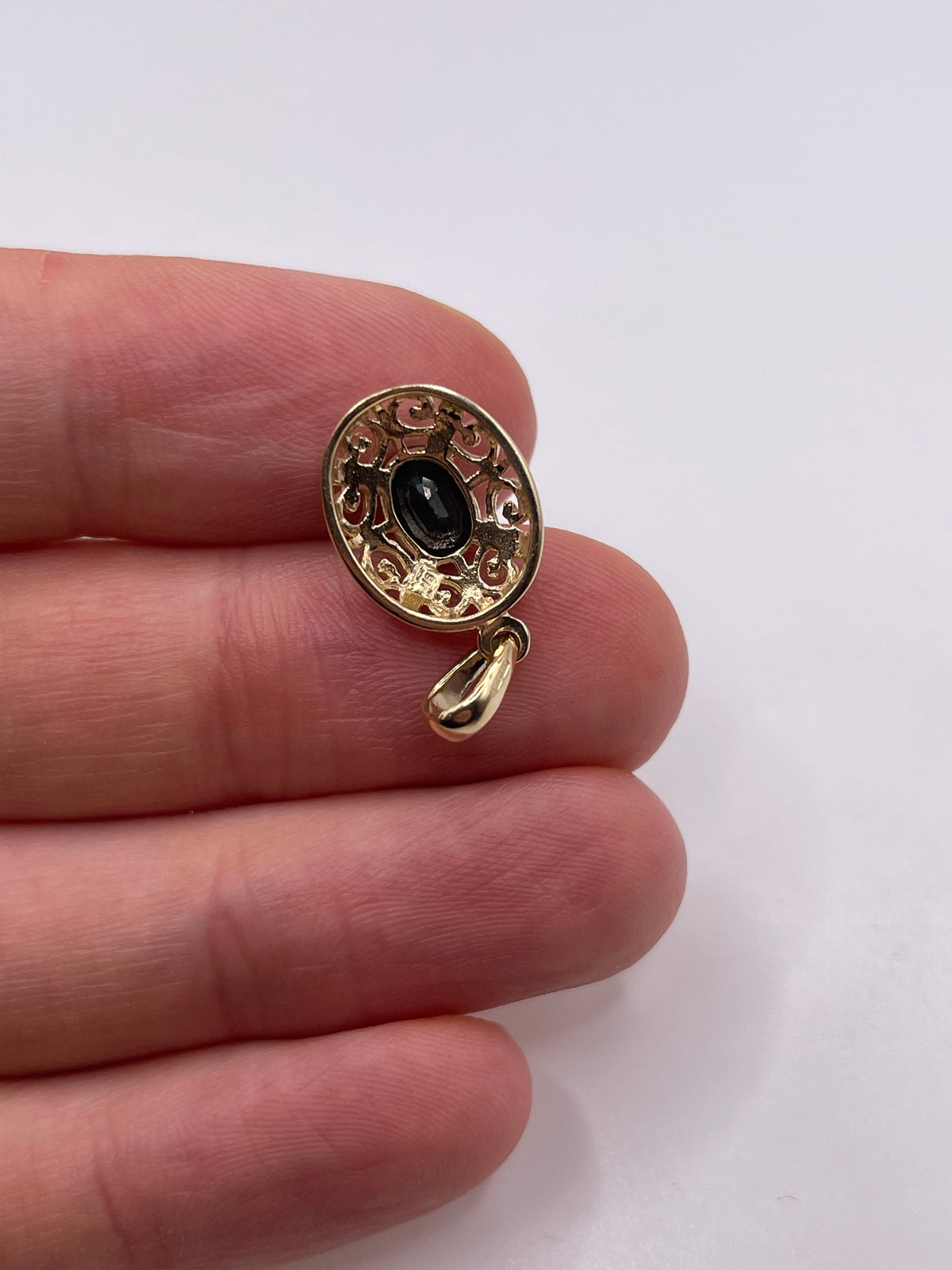 9ct gold sapphire pendant