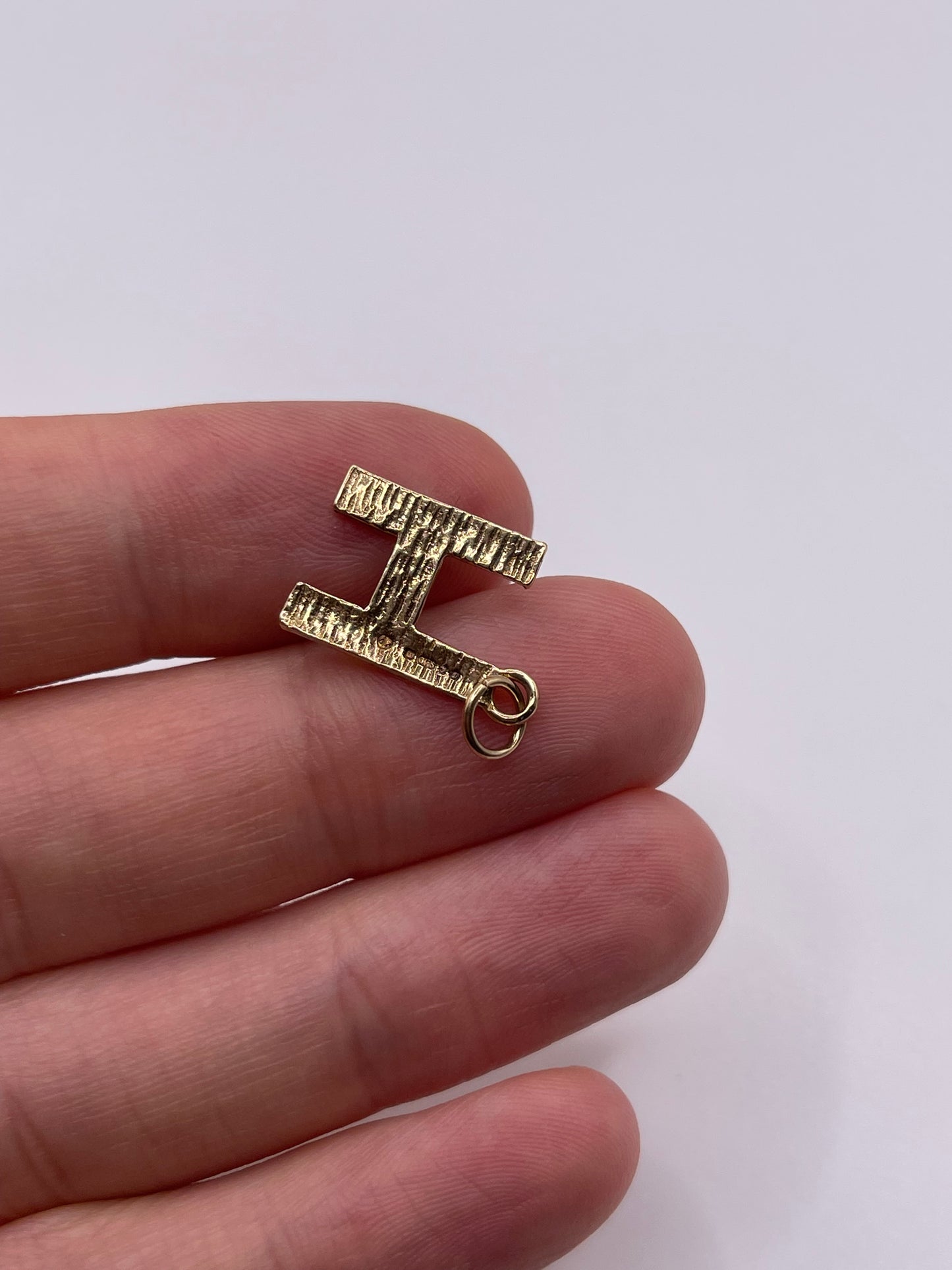 9ct gold initial H pendant