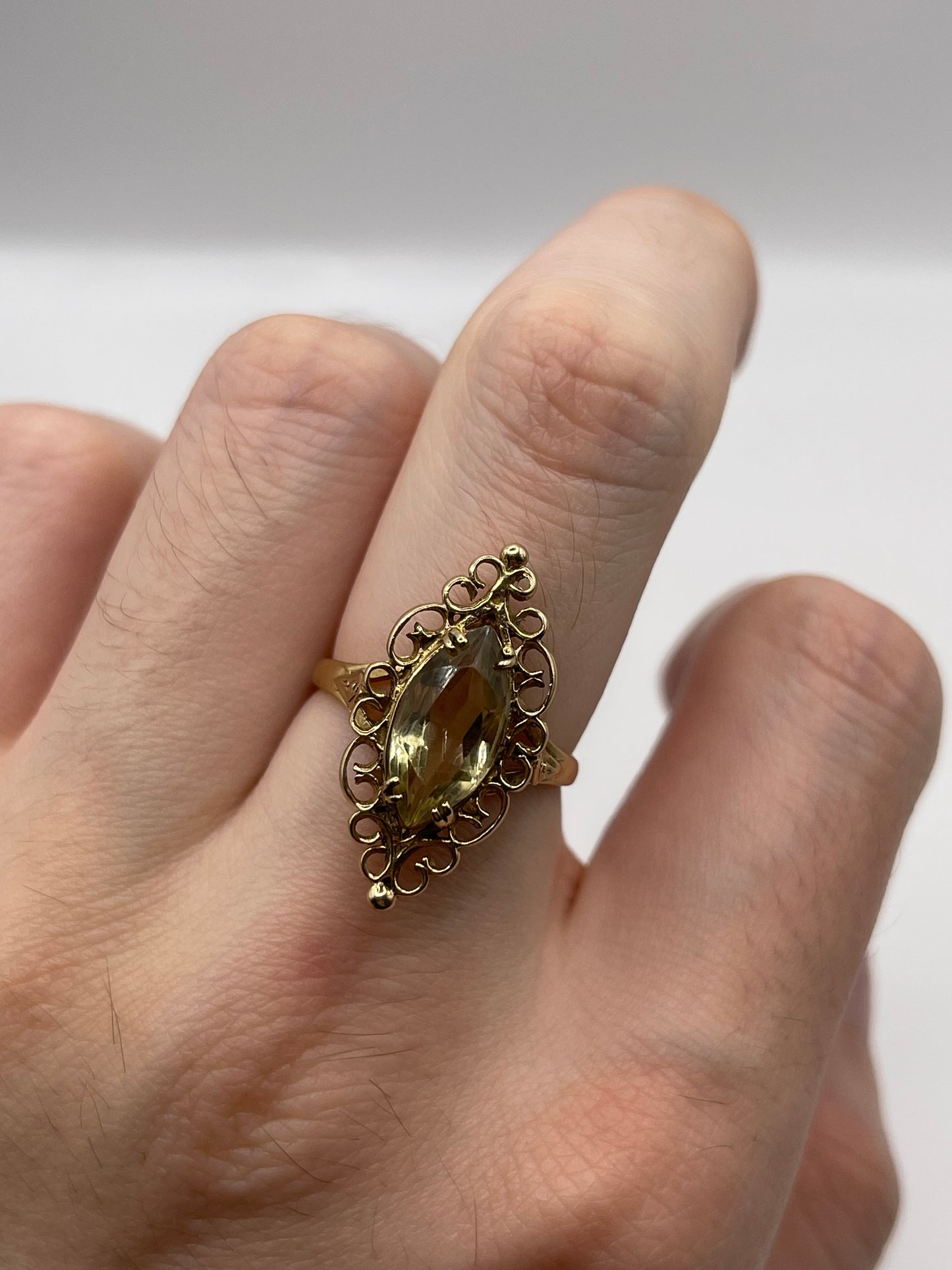 9ct gold quartz ring