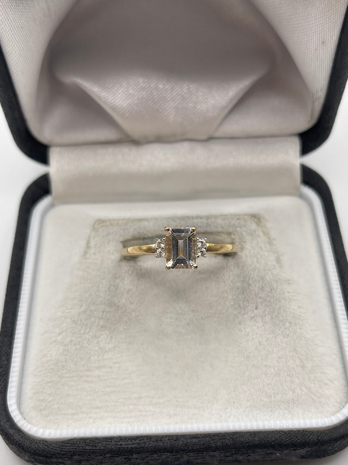 9ct gold zircon ring