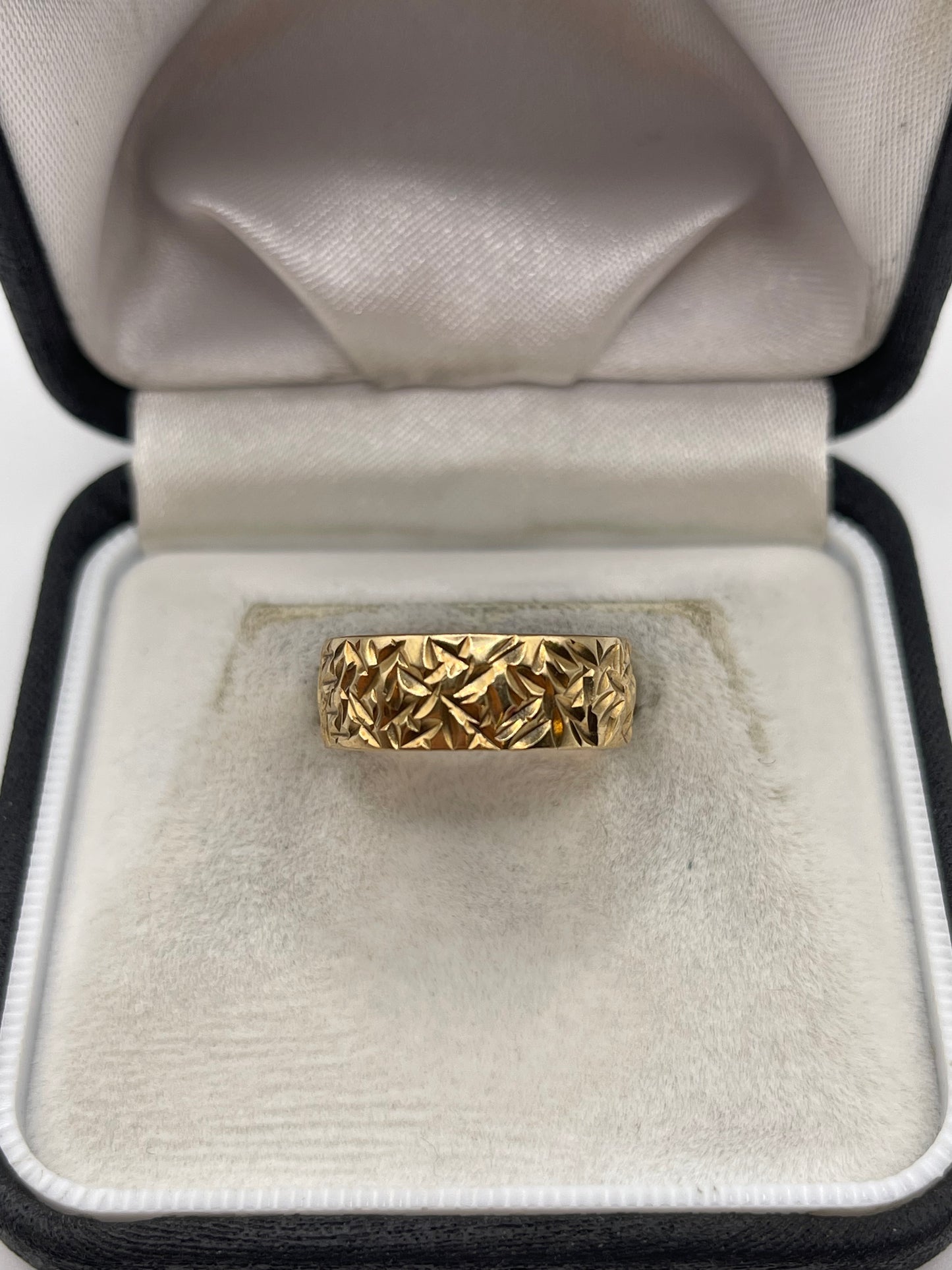 9ct gold engraved band