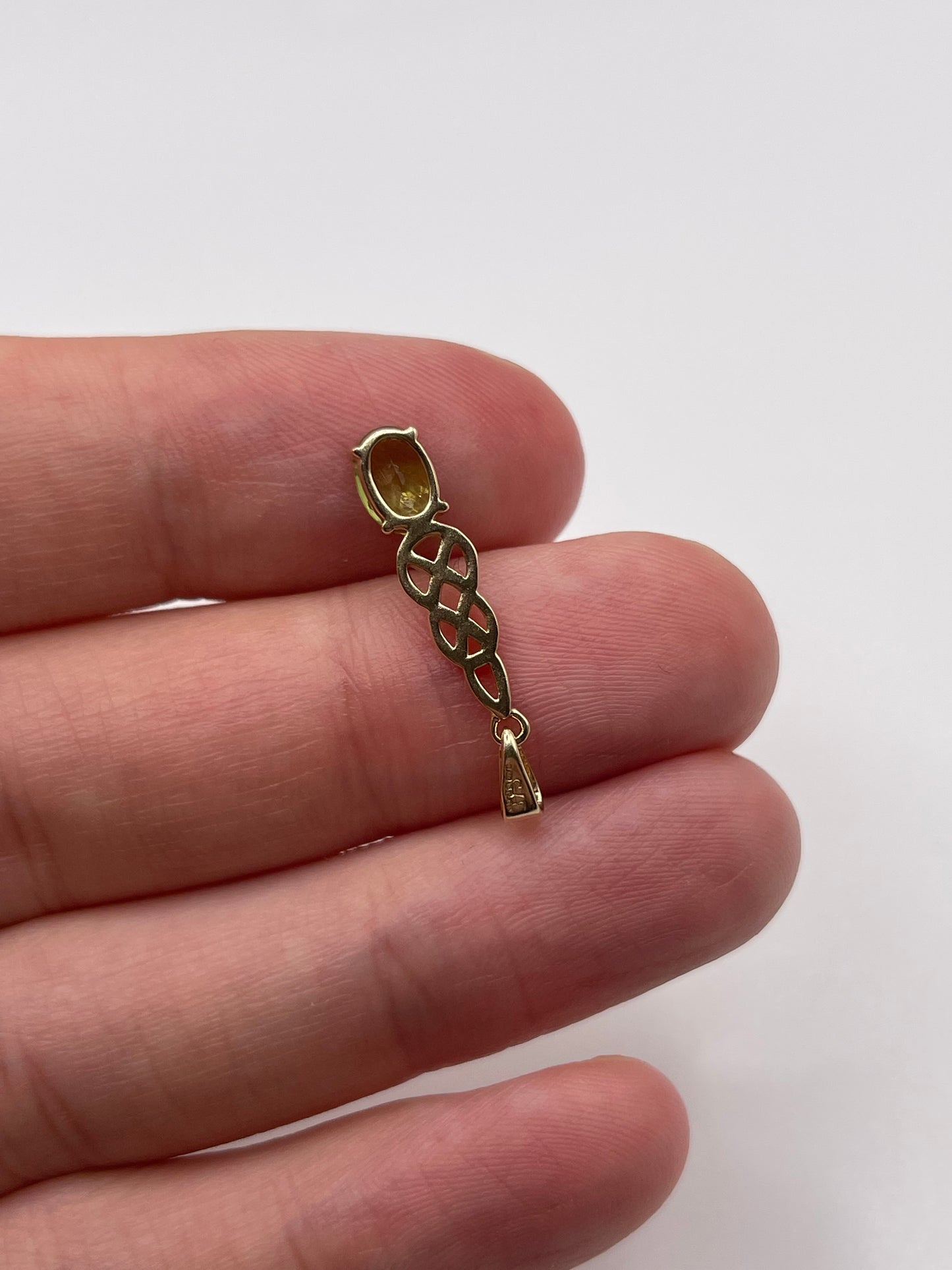 9ct gold peridot pendant