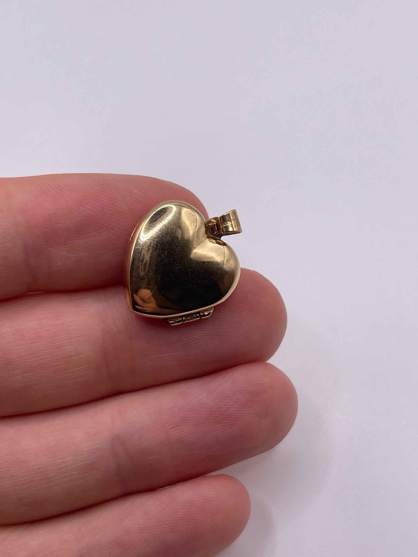 9ct gold locket pendant