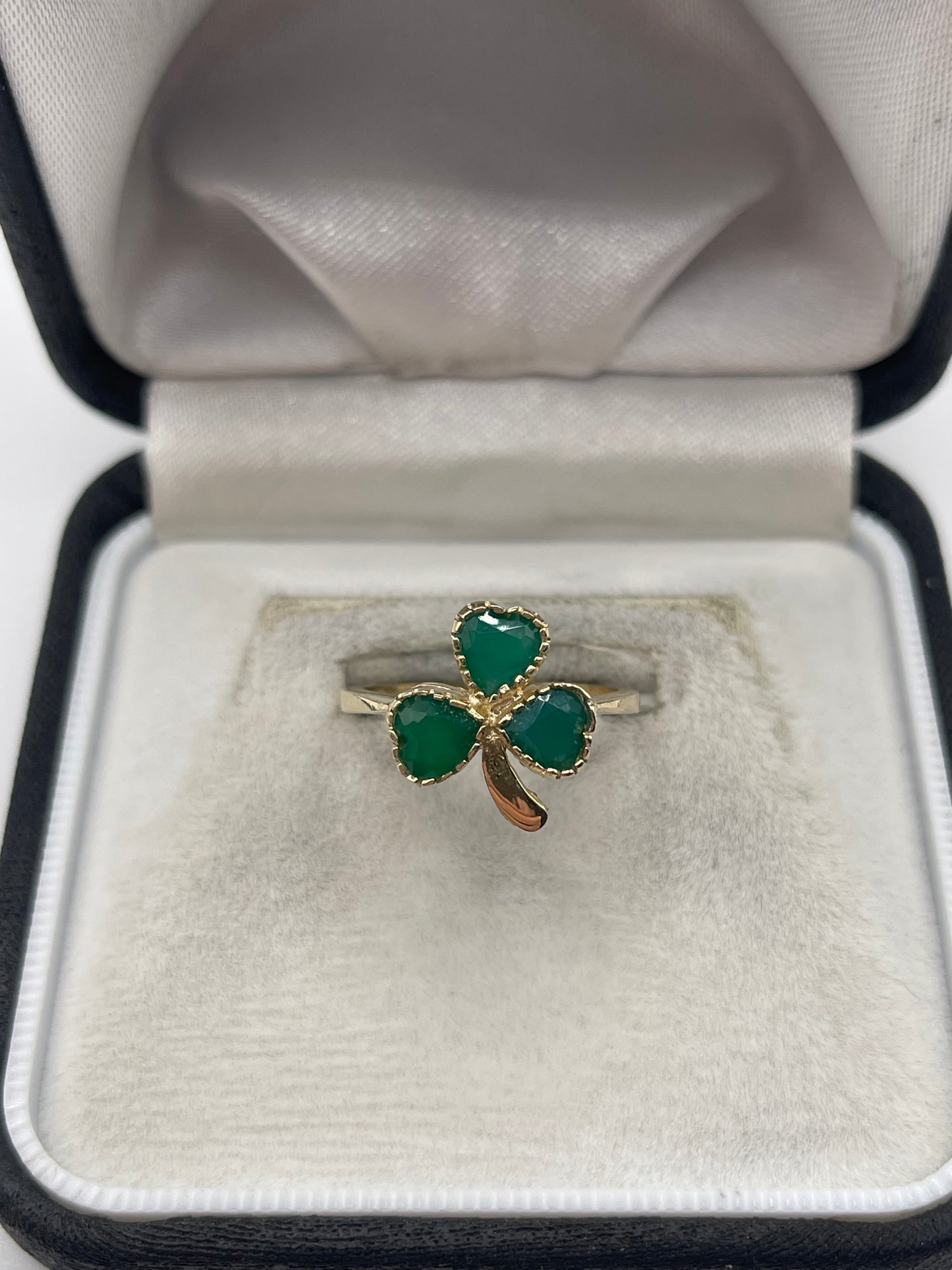 9ct gold green agate shamrock ring