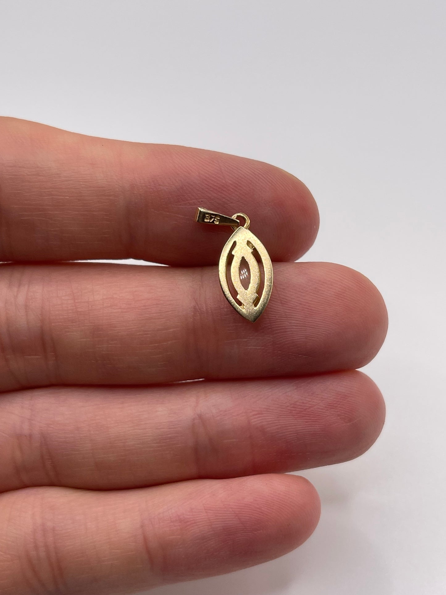 9ct gold opal pendant