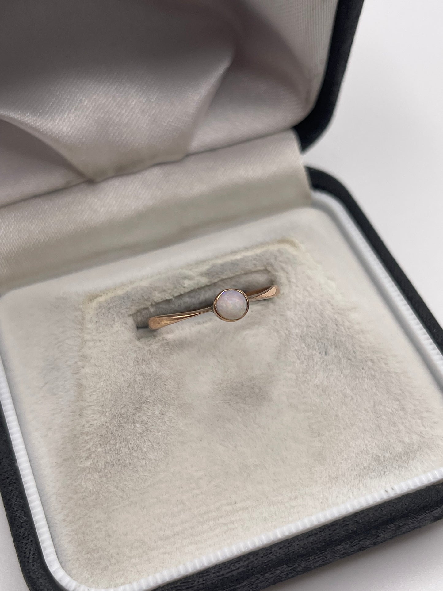 Antique 9ct rose gold opal ring