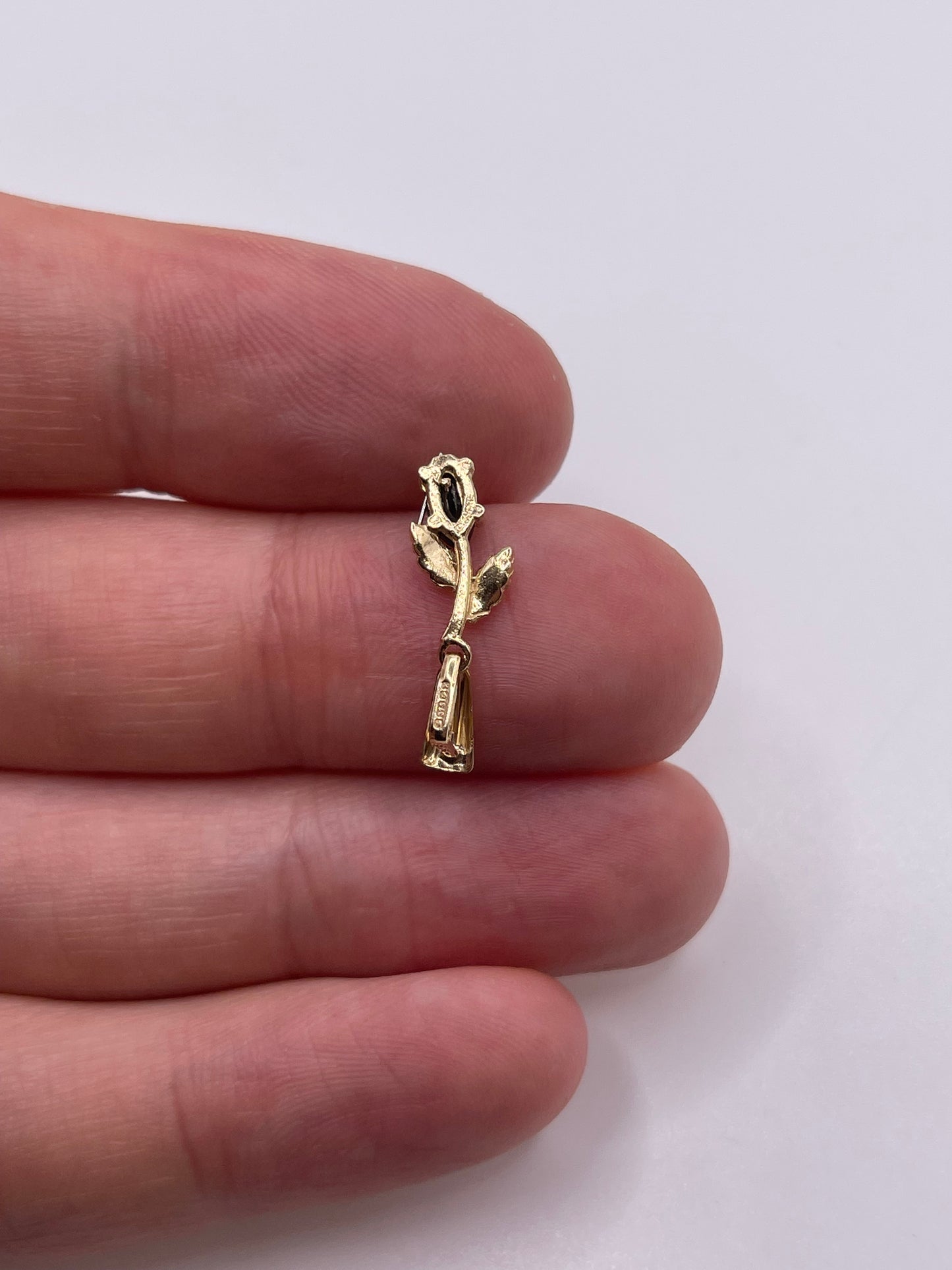 9ct gold sapphire pendant