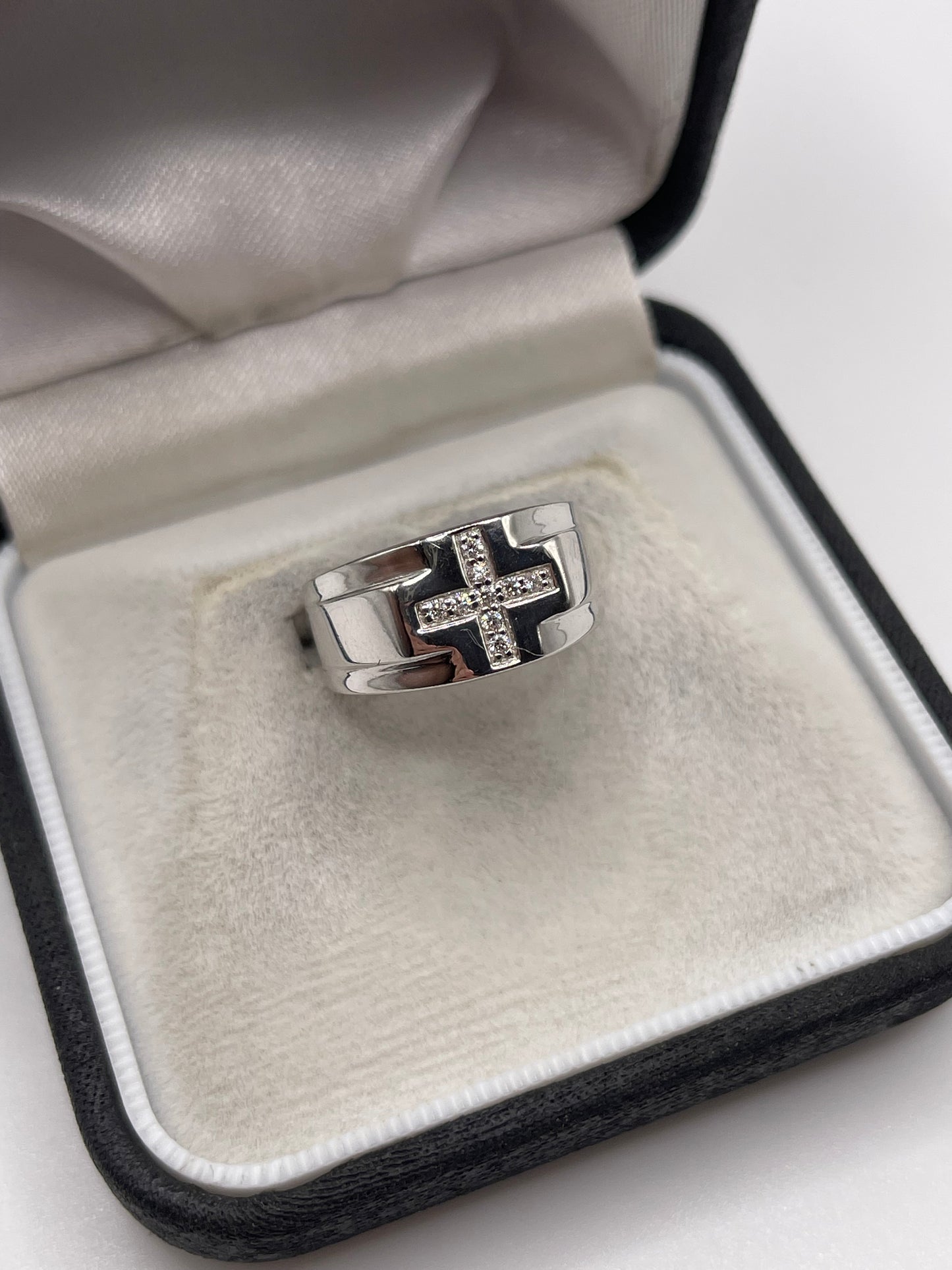 9ct white gold diamond ring
