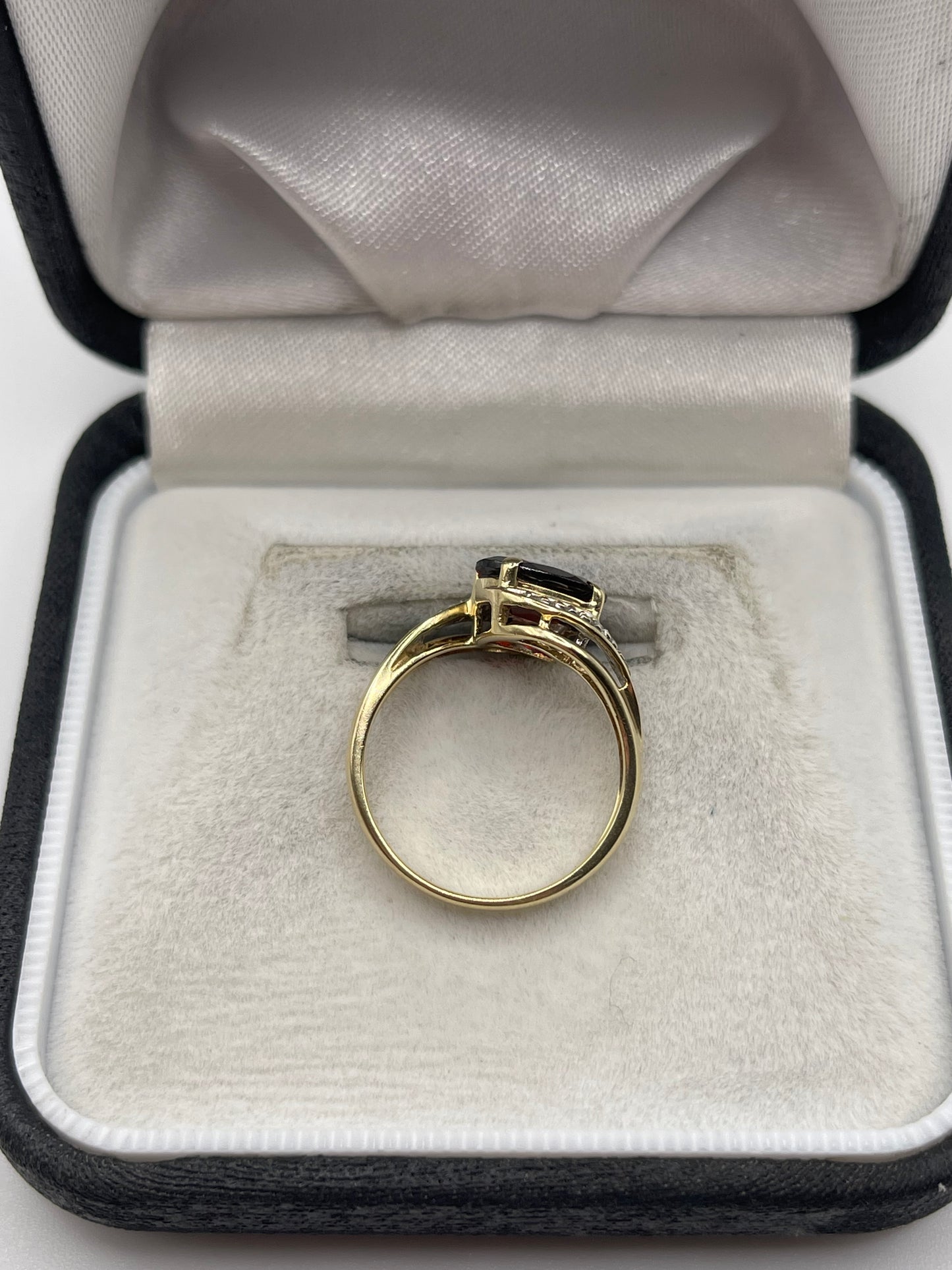9ct gold garnet and diamond ring