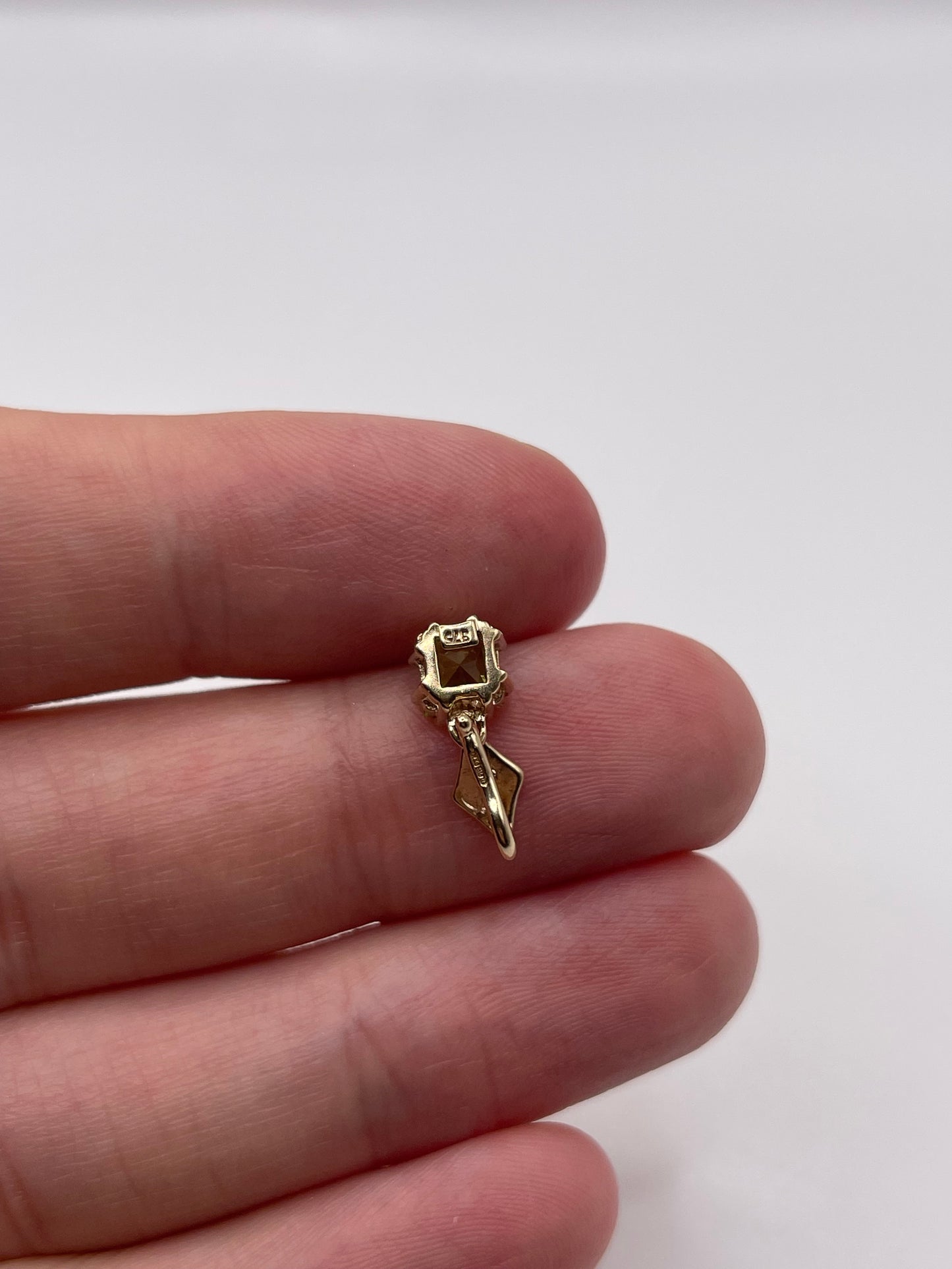 9ct gold peridot and diamond pendant