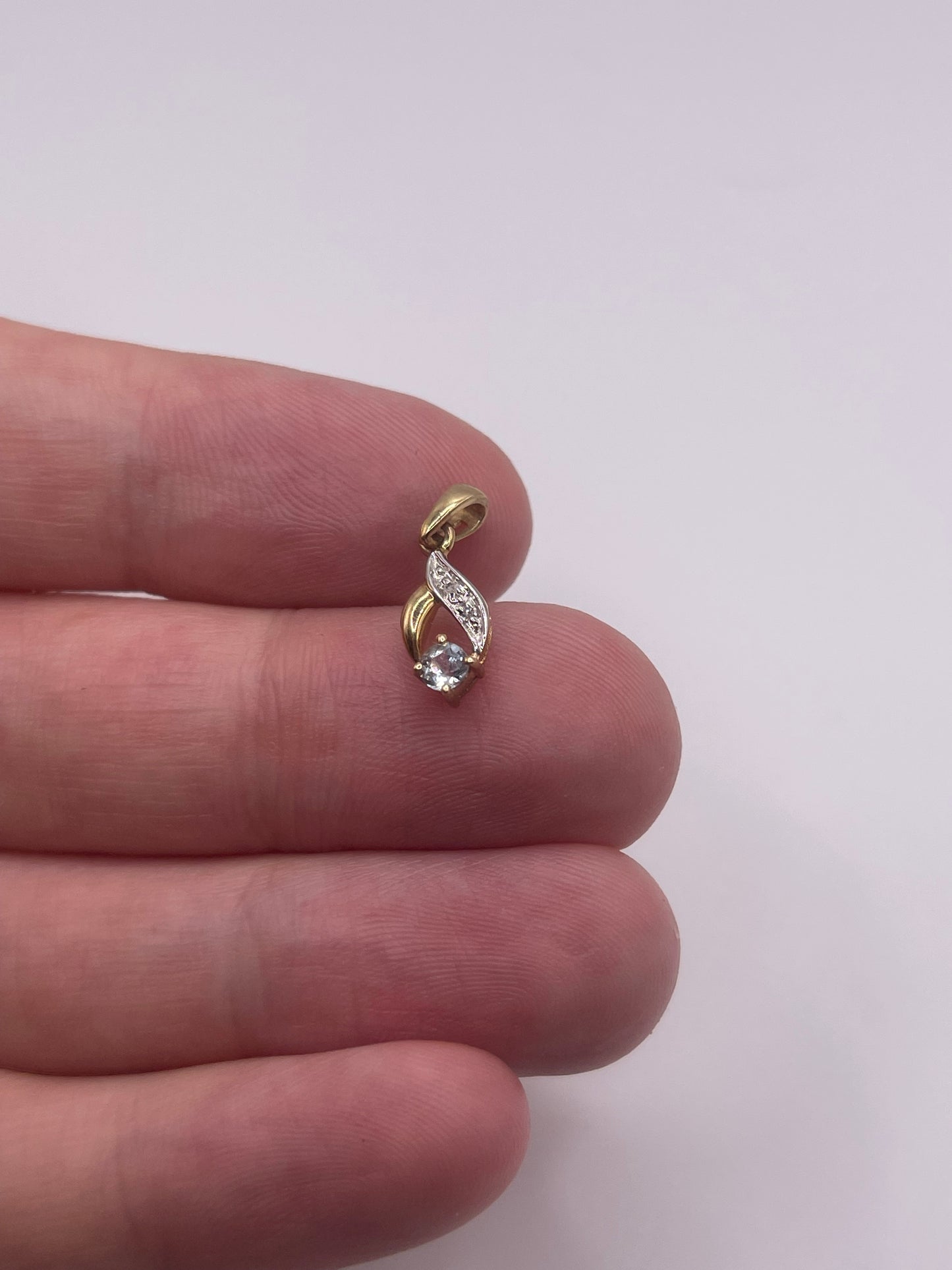 9ct gold topaz and diamond pendant