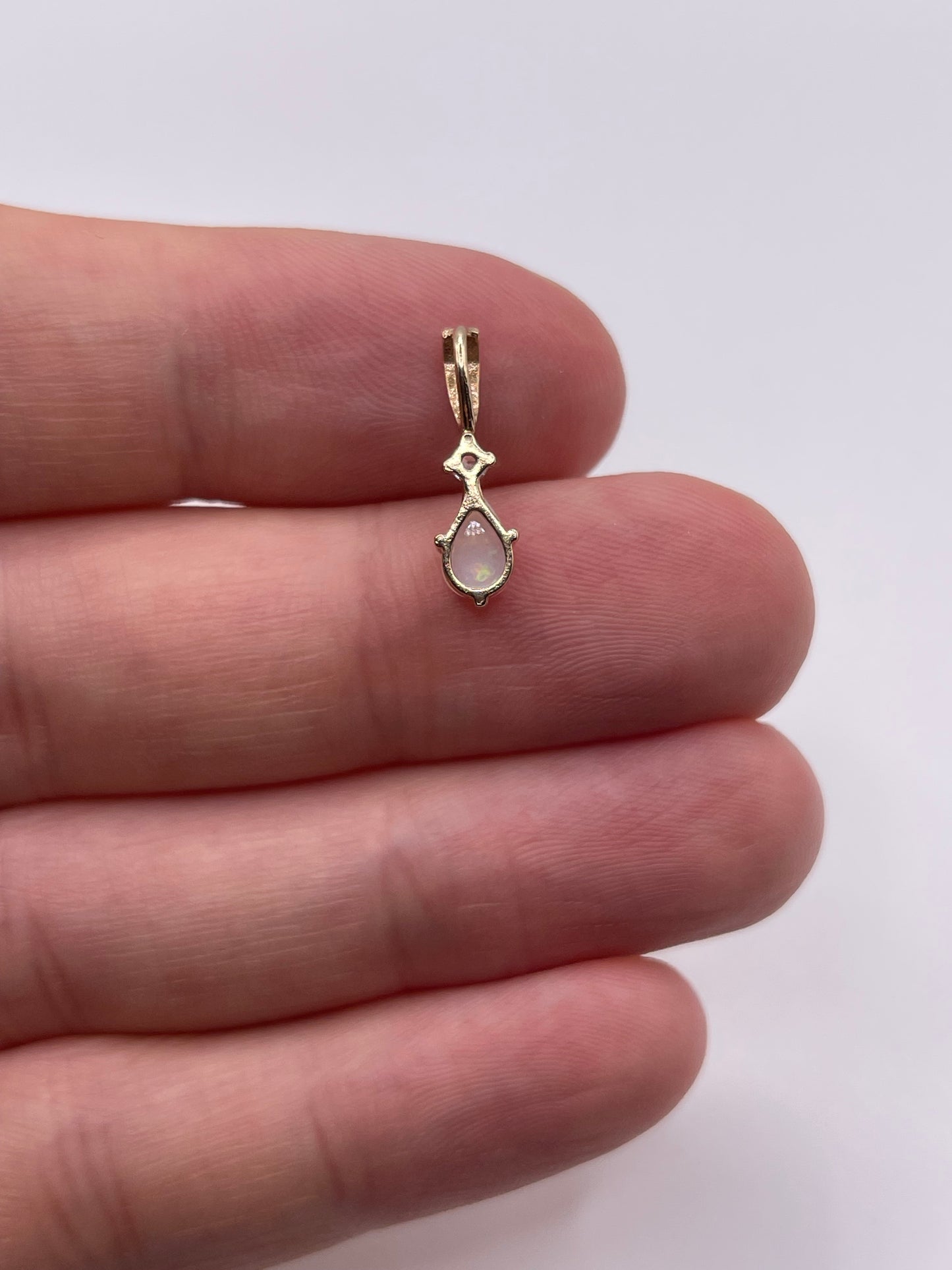 9ct gold opal and cz pendant