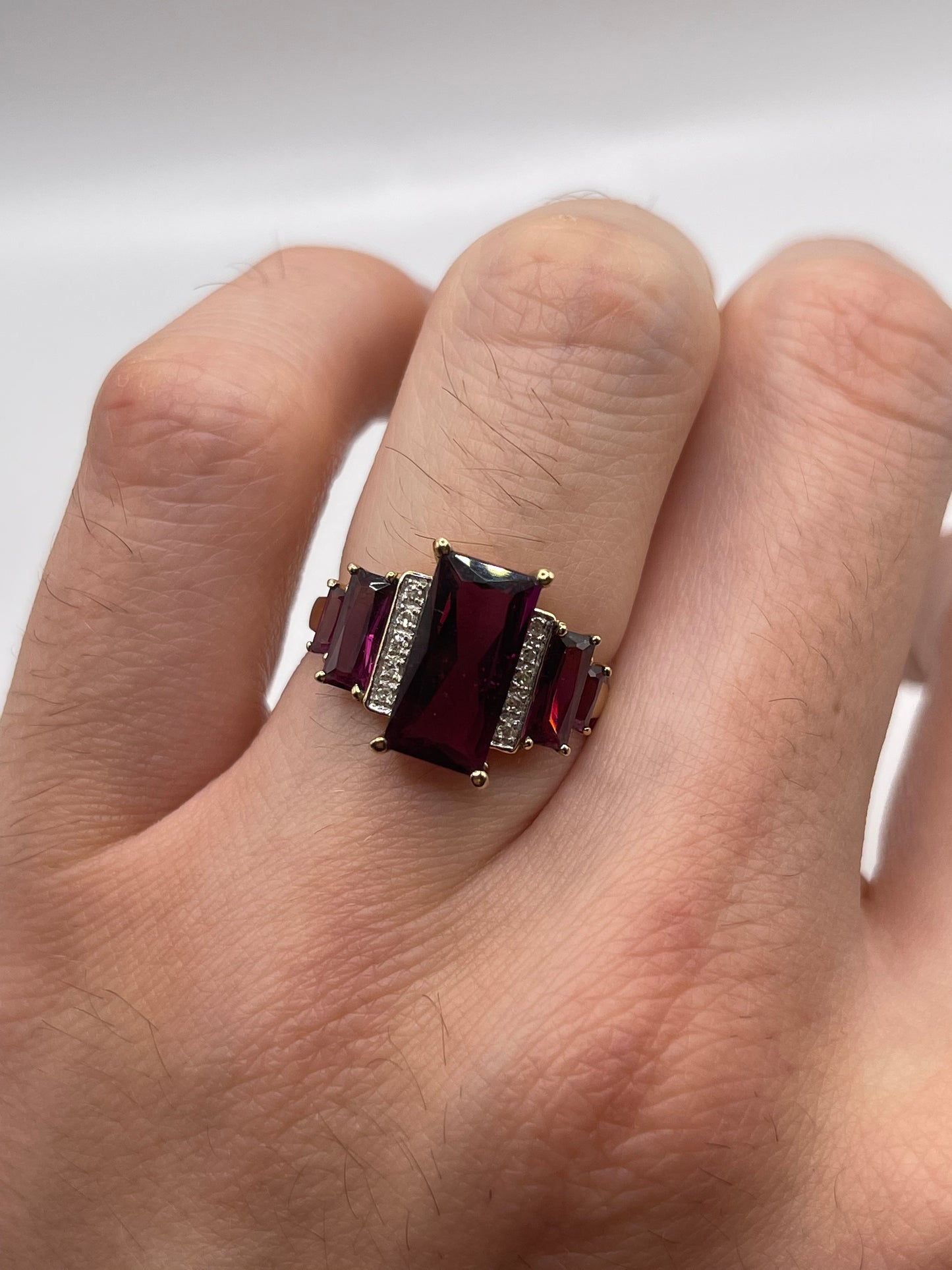 9ct gold garnet and diamond ring