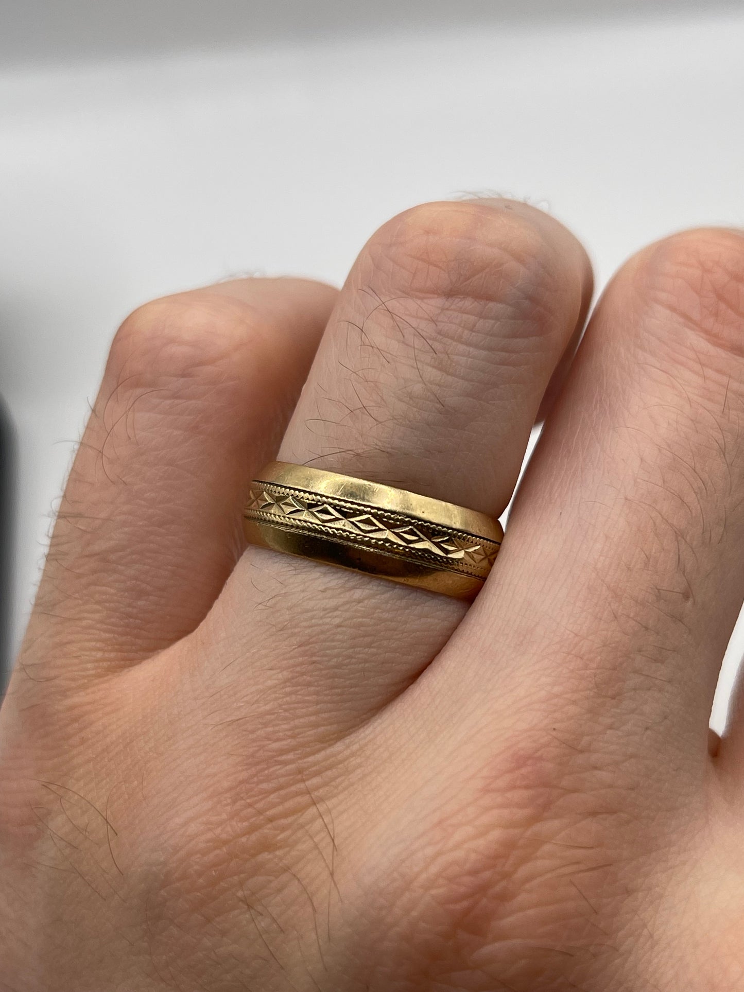 9ct gold patterned band