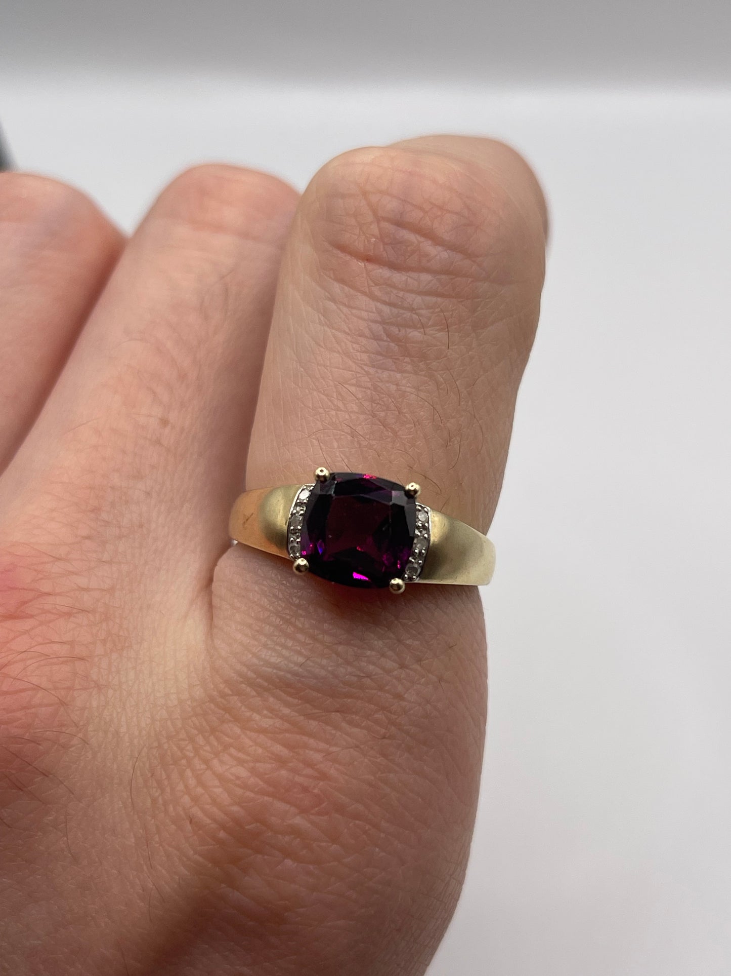 9ct gold garnet and diamond ring