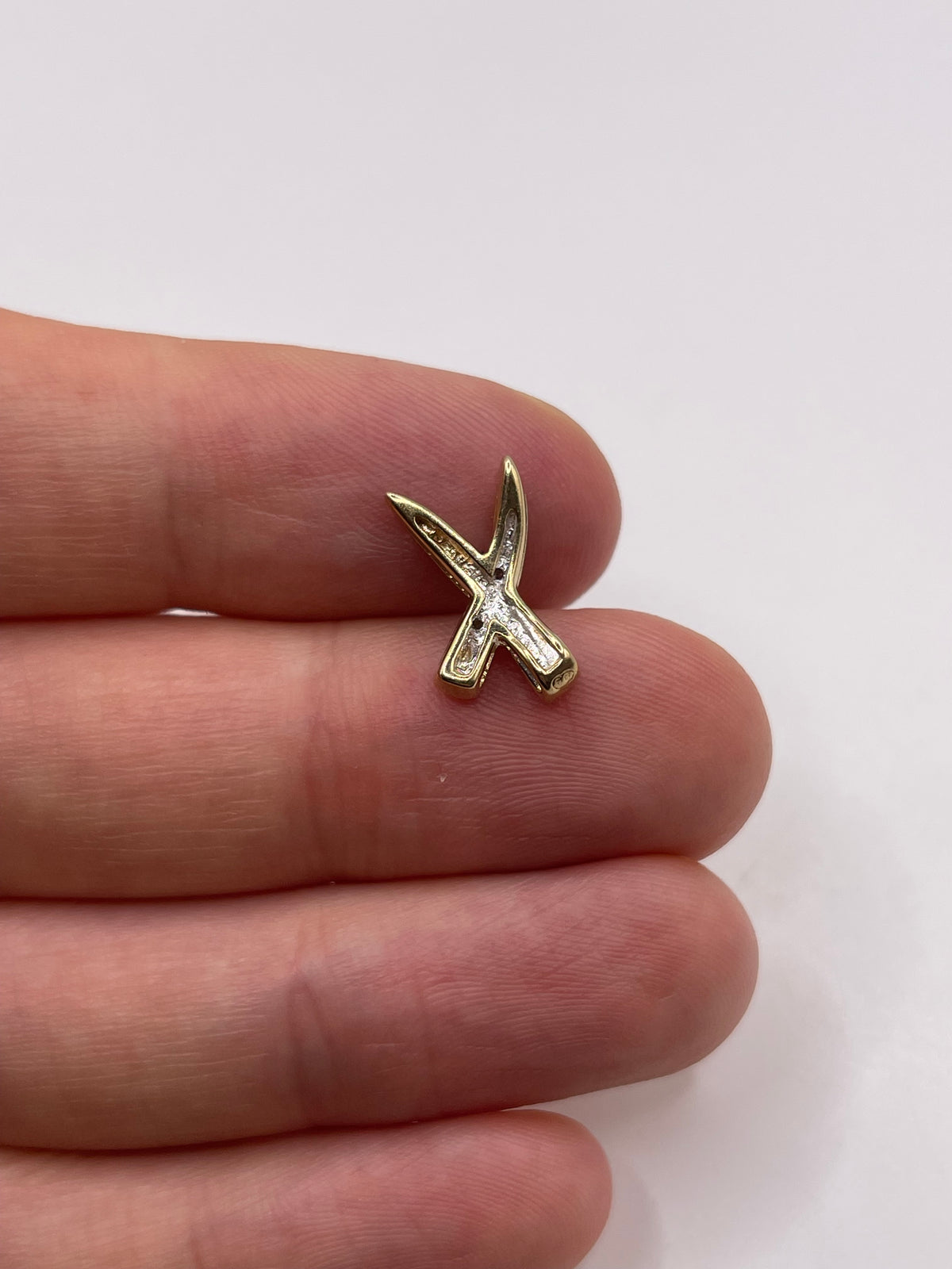 9ct gold diamond pendant