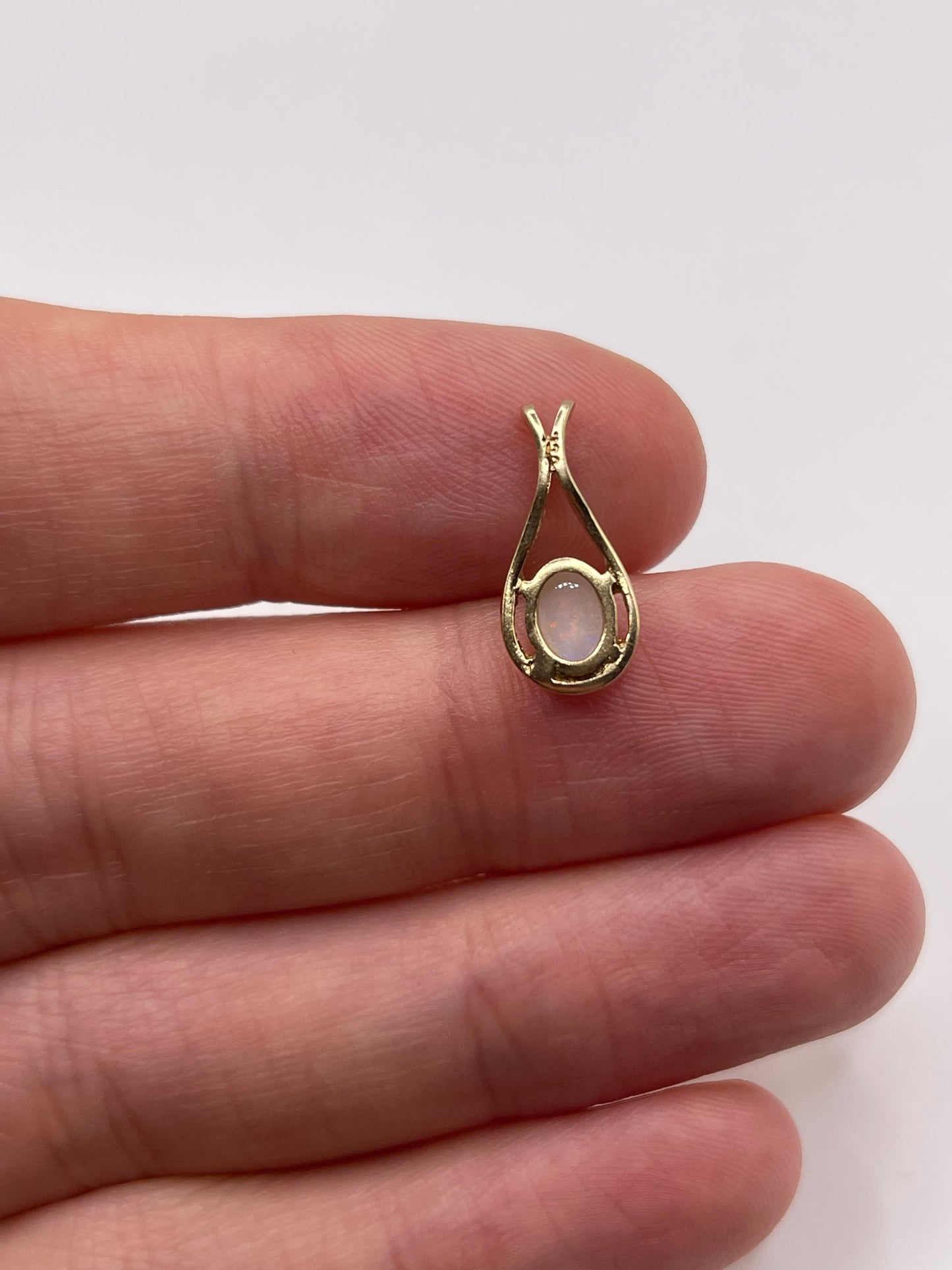9ct gold opal pendant