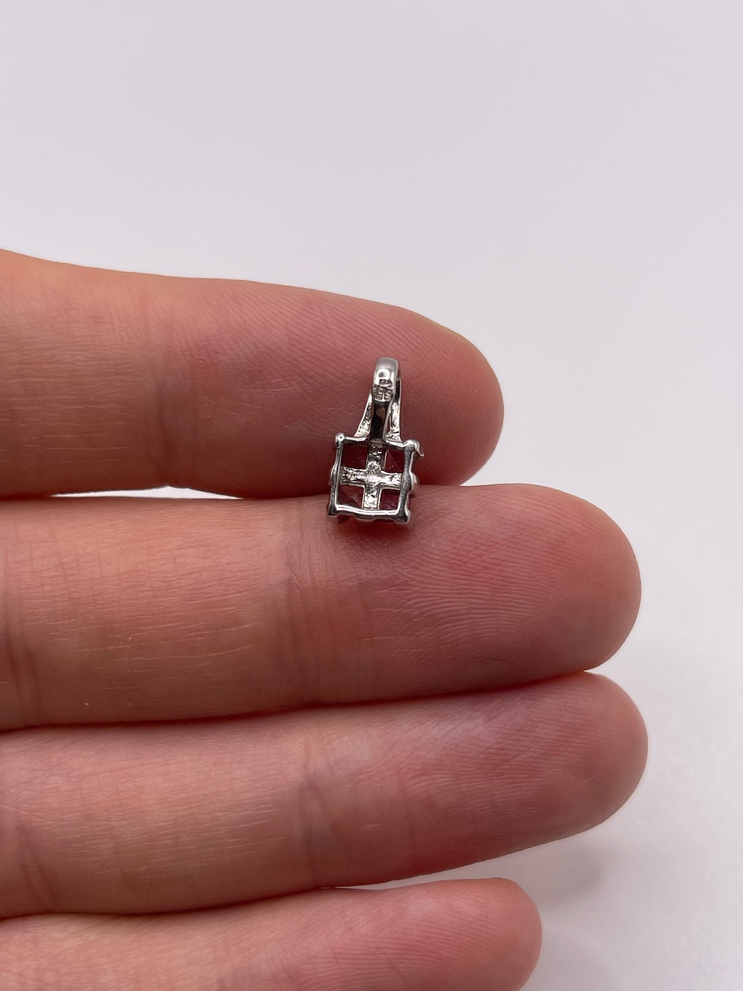 9ct white gold tourmaline pendant