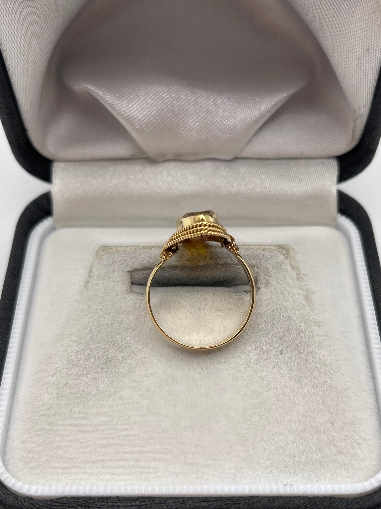 18ct gold synthetic spinel ring