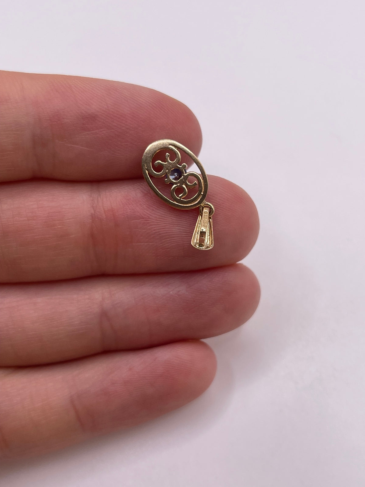 9ct gold sapphire pendant