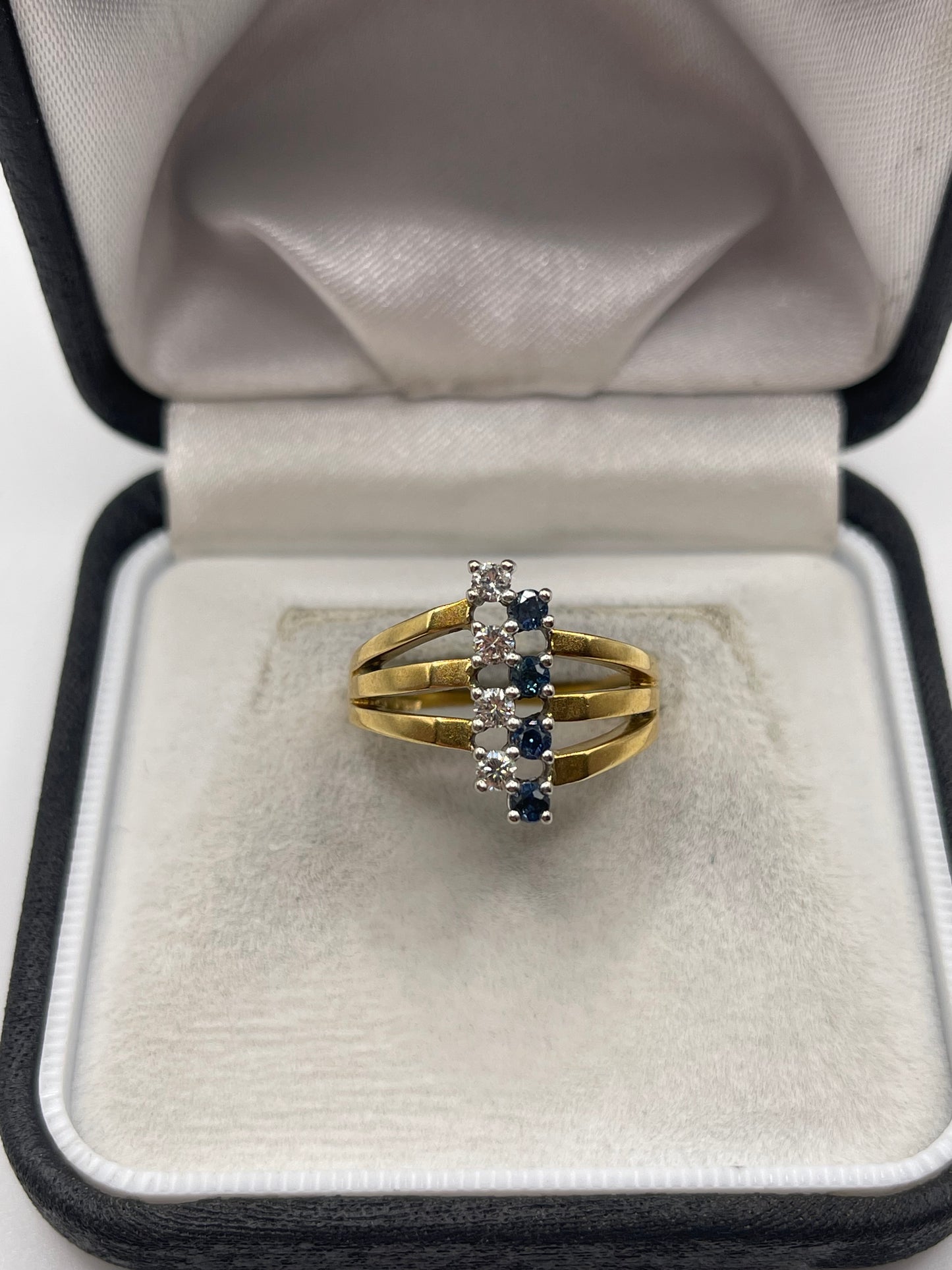18ct gold sapphire and diamond ring