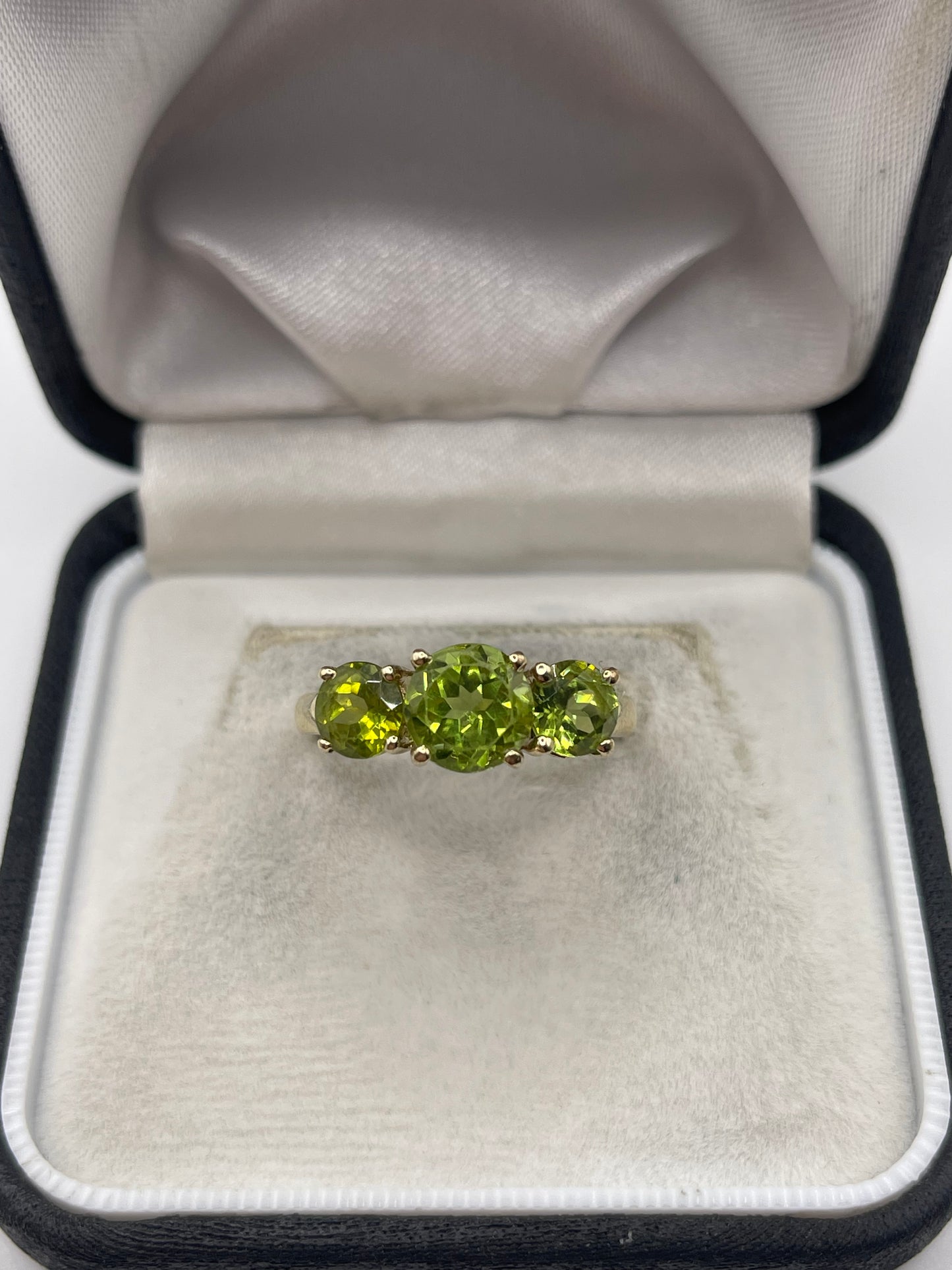 9ct gold peridot ring