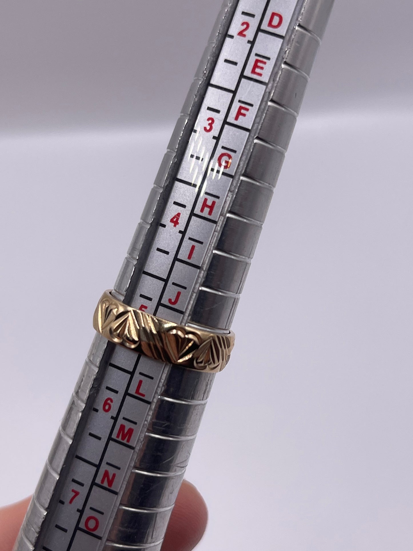9ct gold patterned band