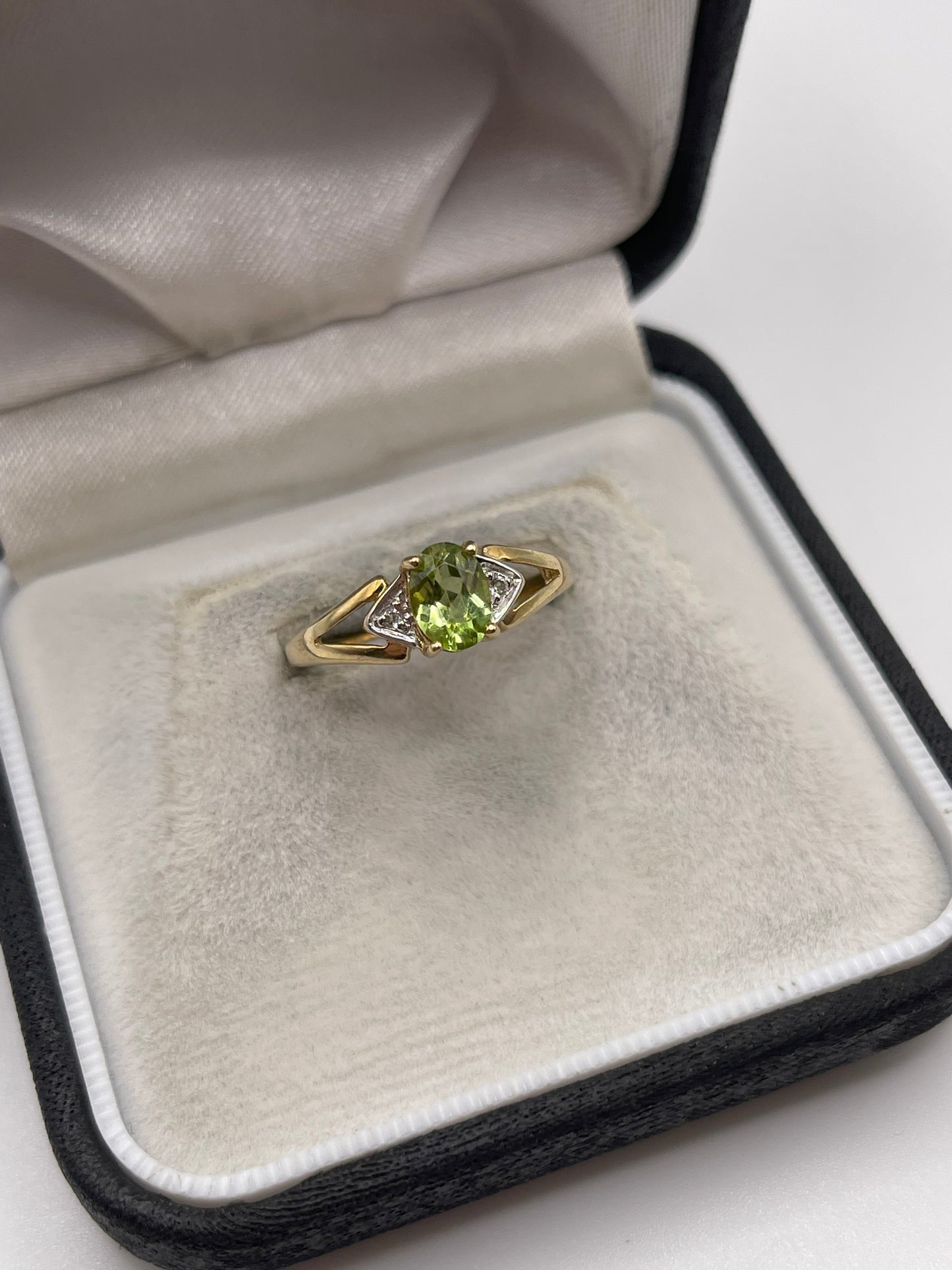 9ct gold peridot and diamond ring