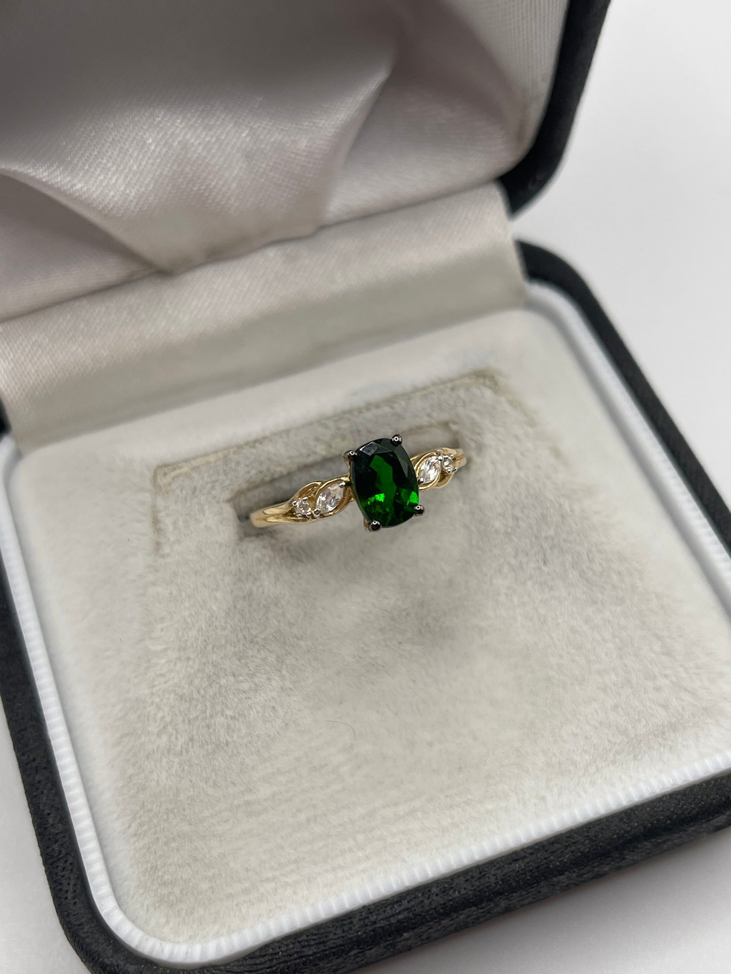 9ct gold diopside and zircon ring