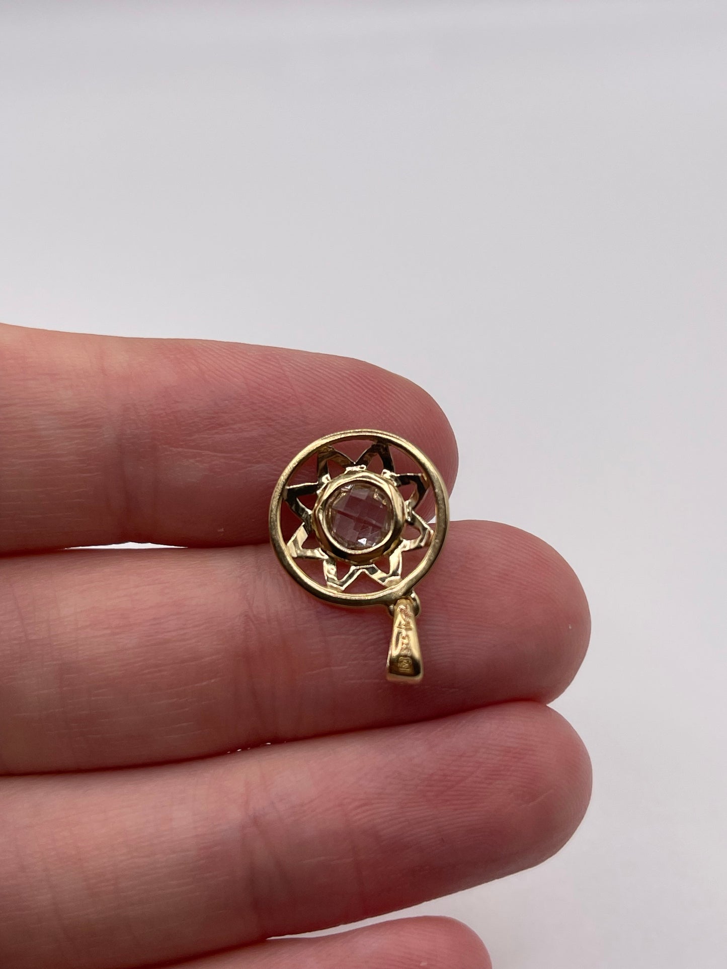 9ct gold quartz pendant
