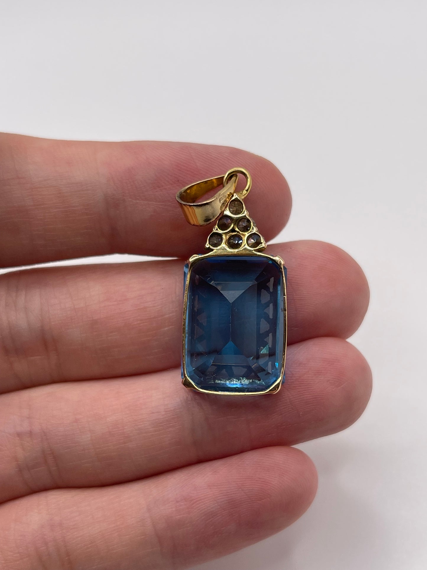 14ct gold blue topaz and diamond pendant