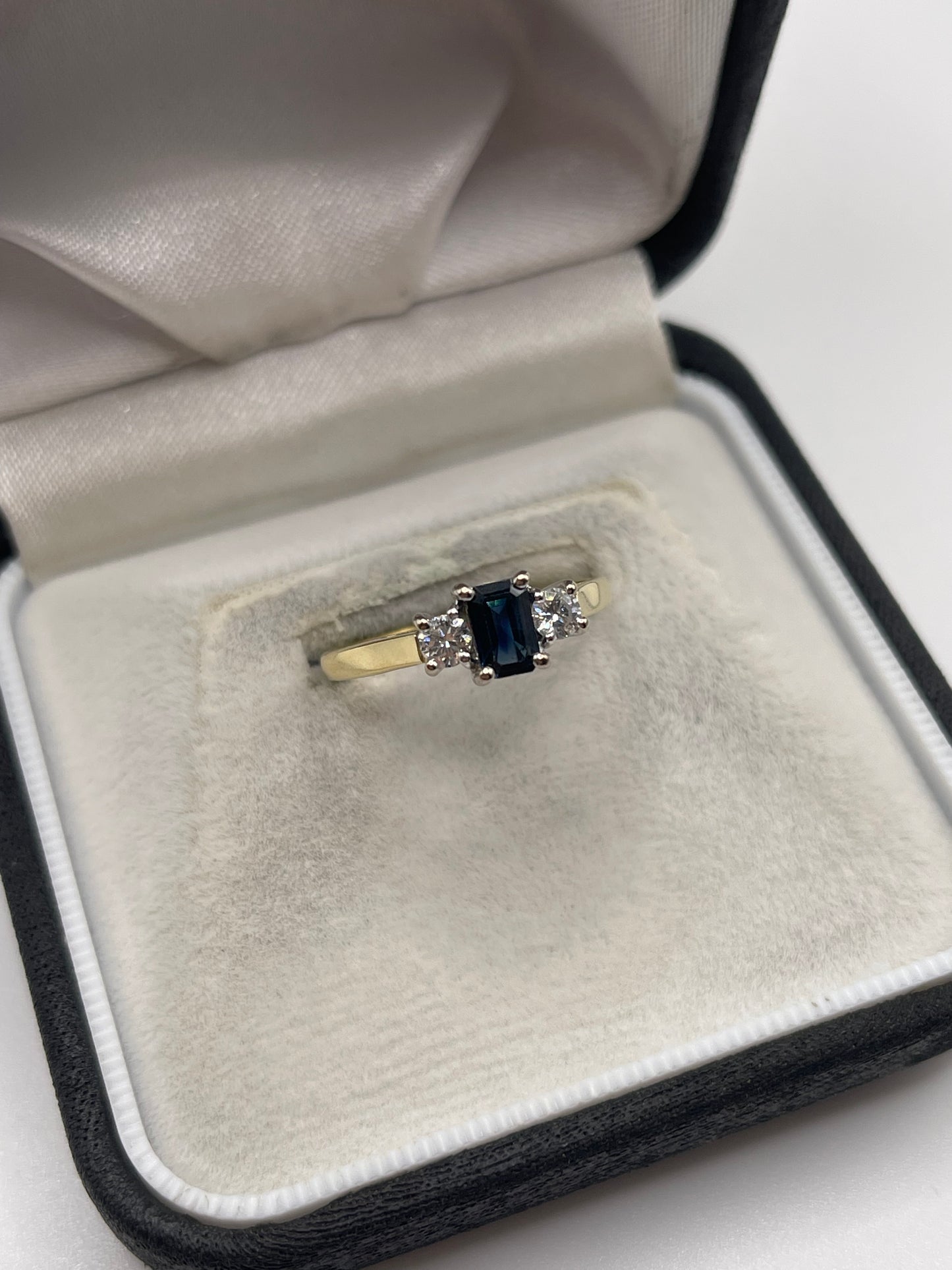 18ct gold sapphire and diamond ring
