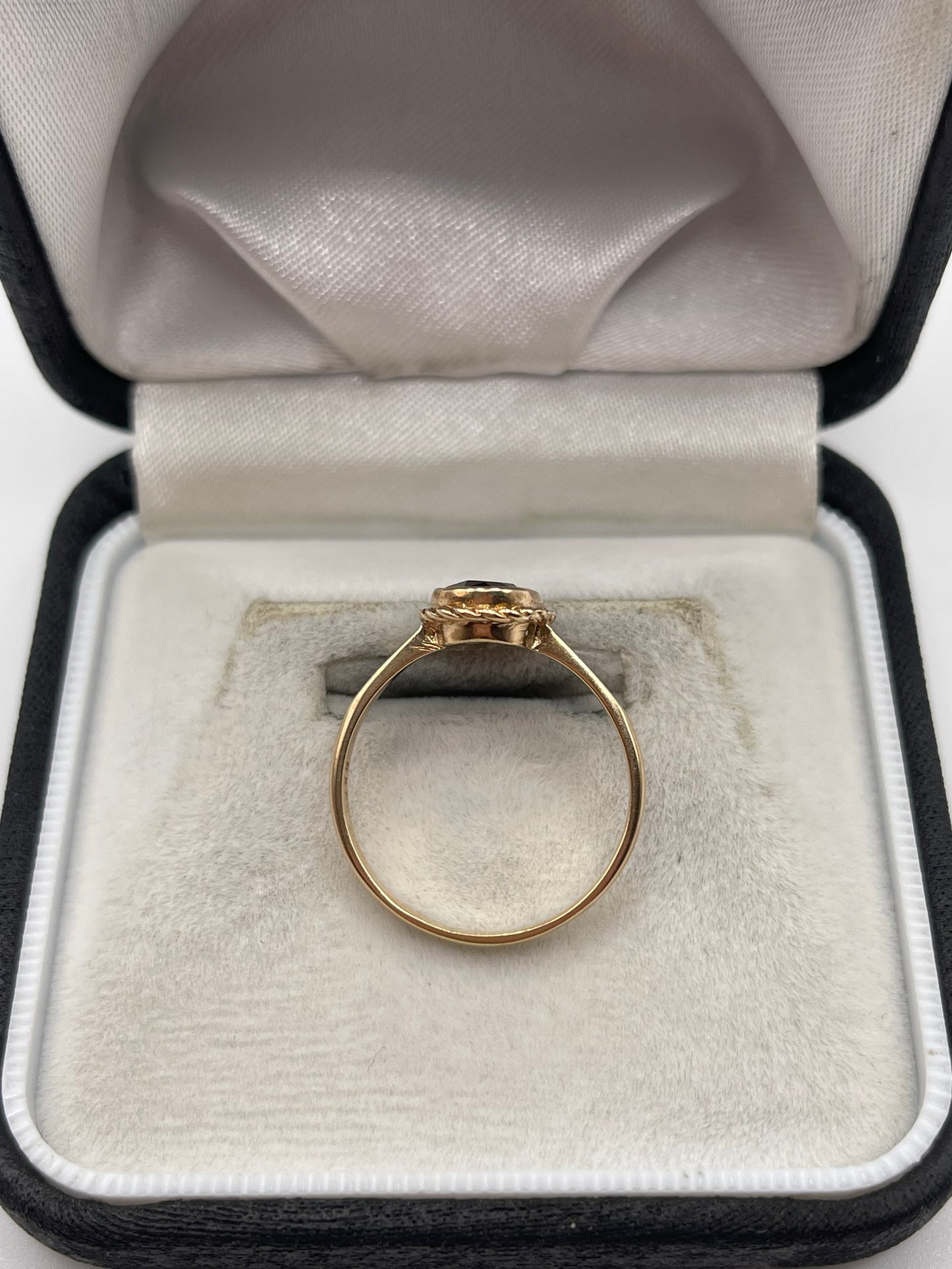 9ct gold garnet ring
