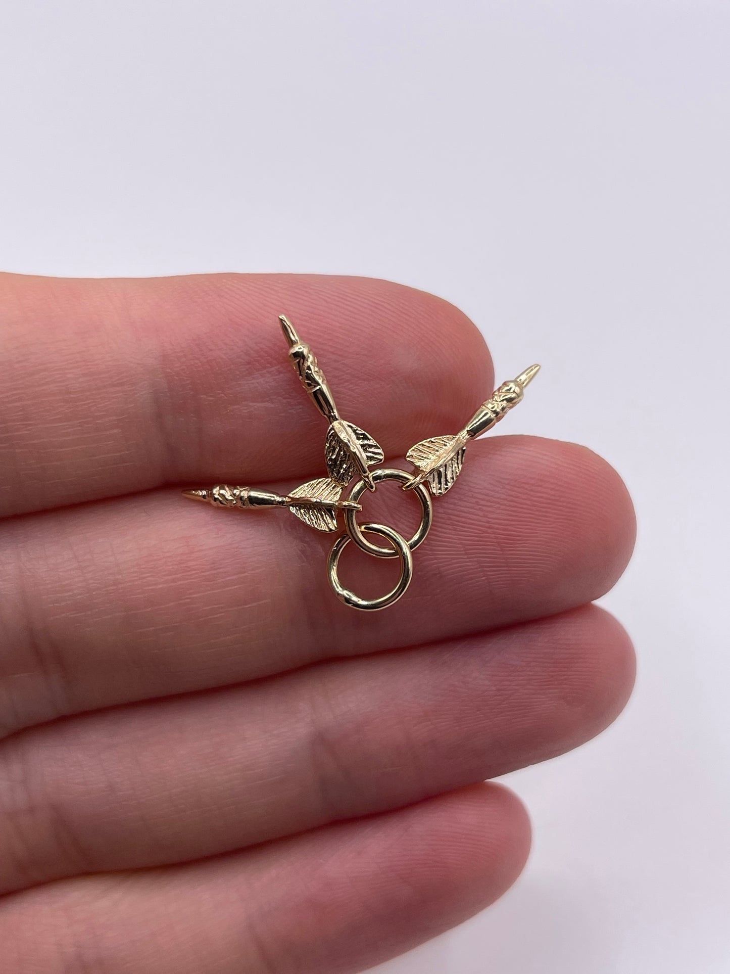 9ct gold triple dart pendant
