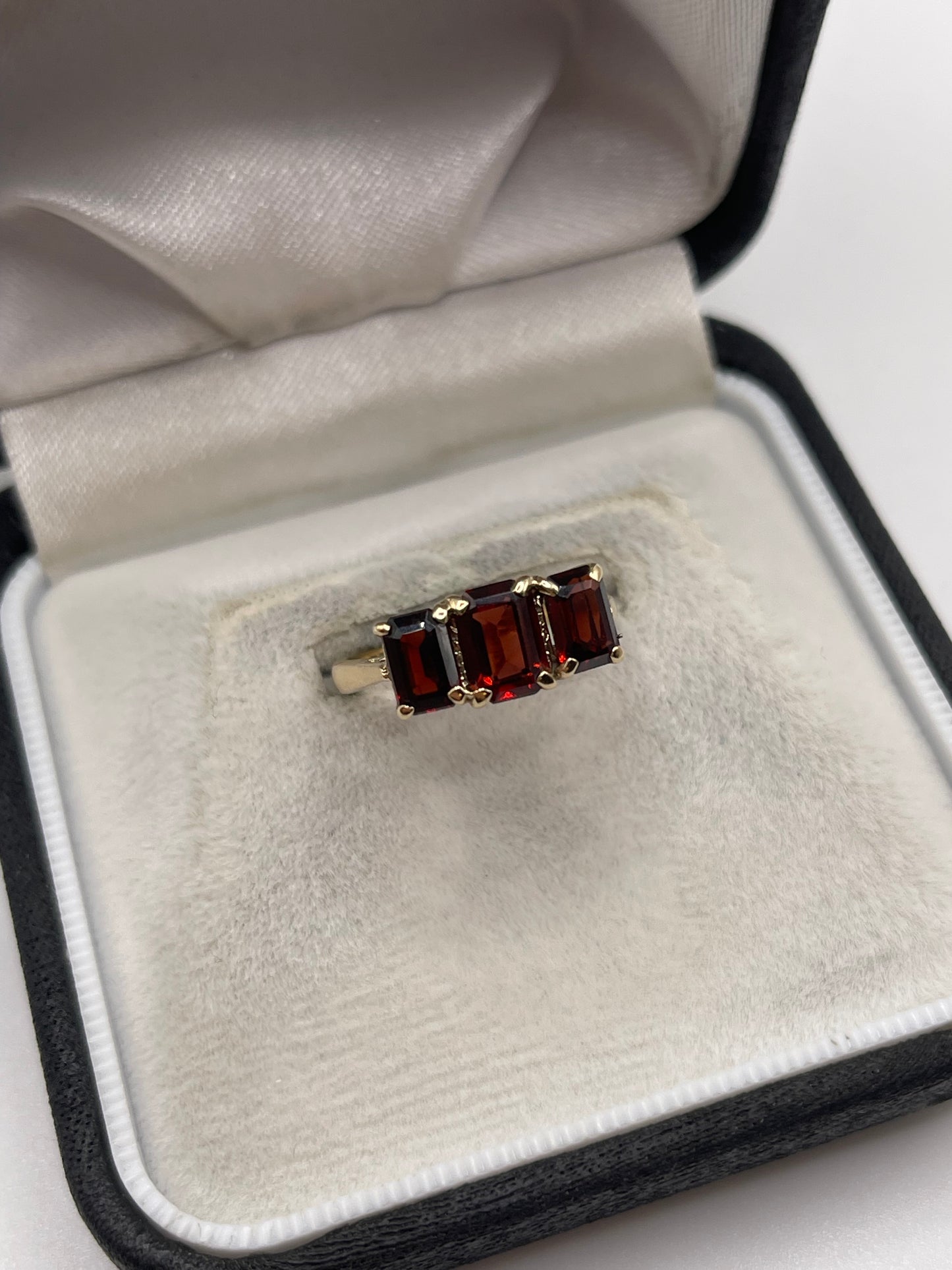 9ct gold garnet ring