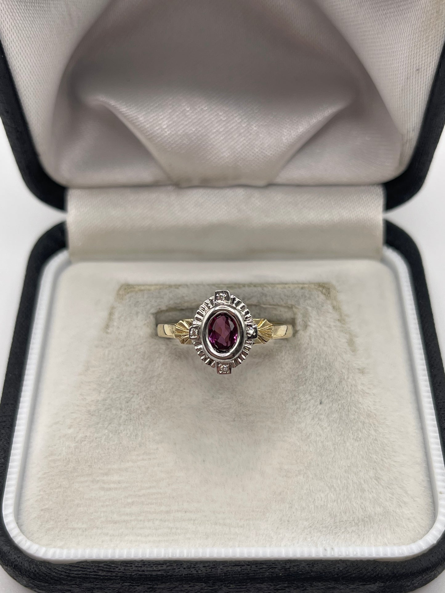9ct gold garnet and diamond ring