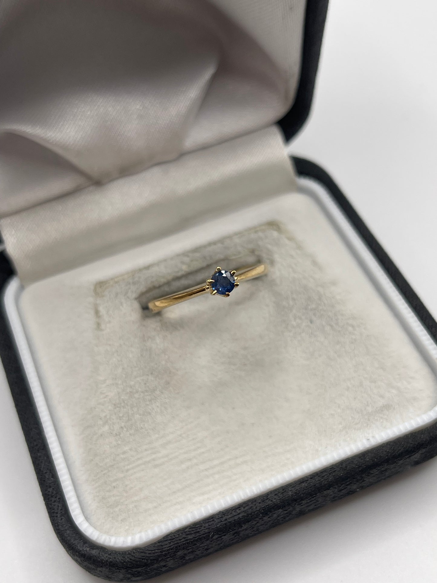 9ct gold sapphire ring