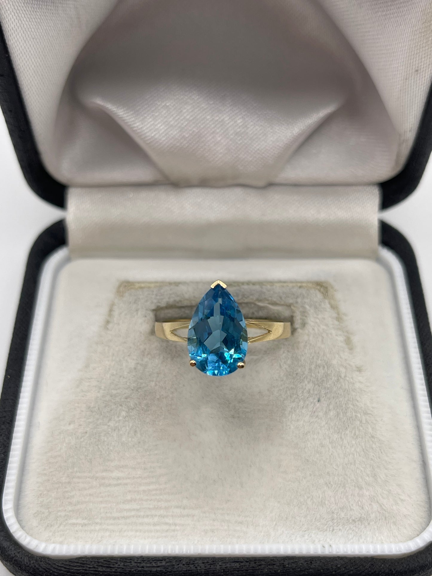 9ct gold blue topaz ring
